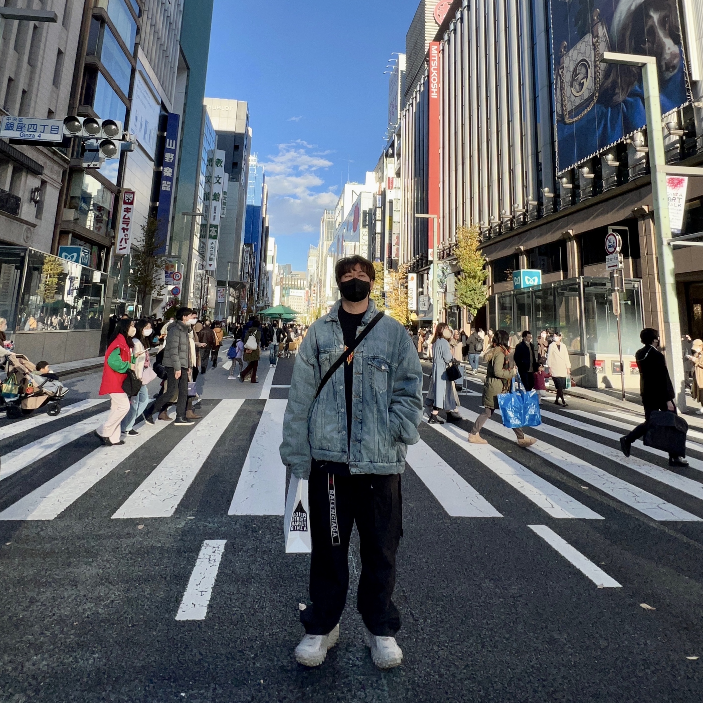 Balenciaga Defender Sneakers Beige, Balenciaga Padded Japanese Denim Jacket Indigo 착용 스타일