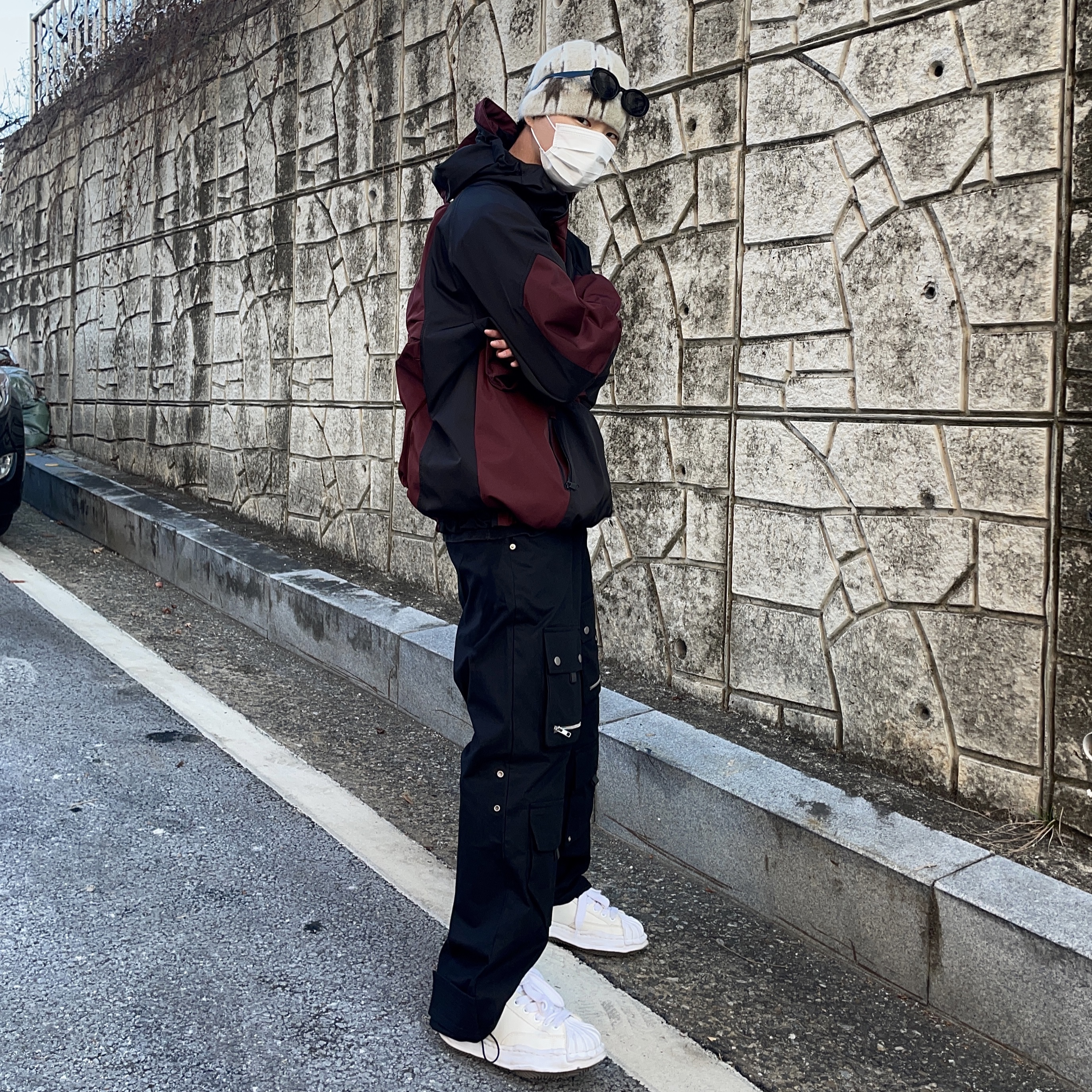 Maison Mihara Yasuhiro Blakey OG STC Sole Chenile Embroidery Low-top Sneakers White 착용 스타일 - 2