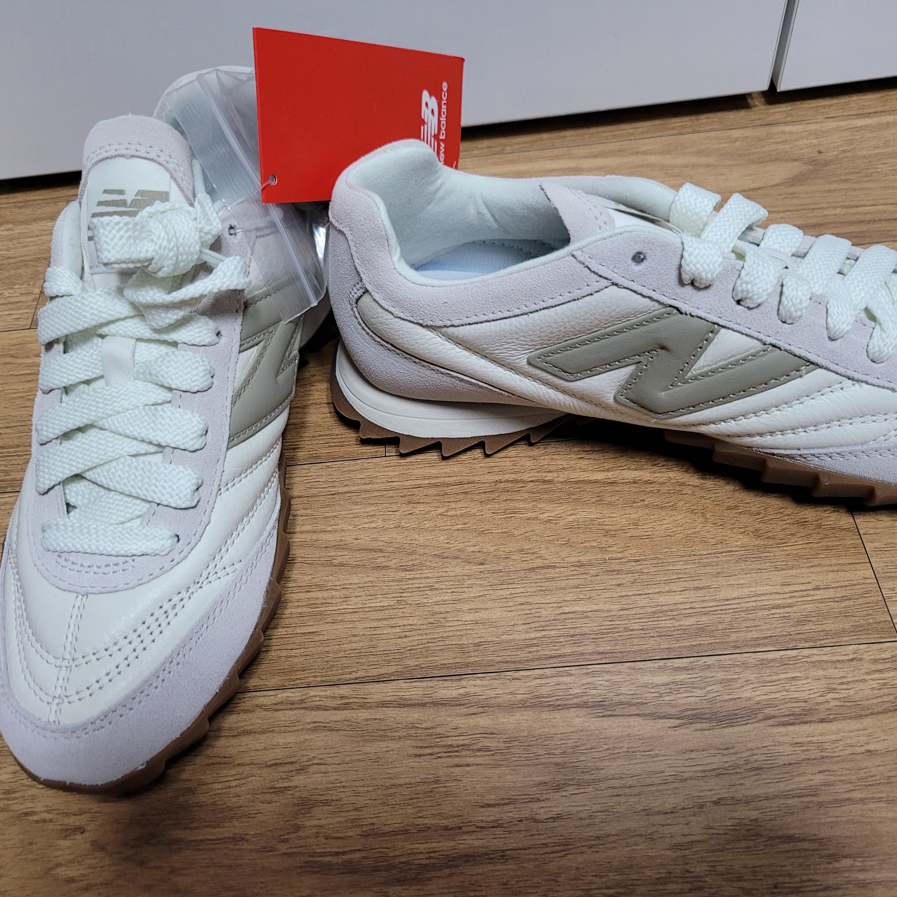 New Balance RC30 Sea Salt Aluminum 착용 스타일 - 1