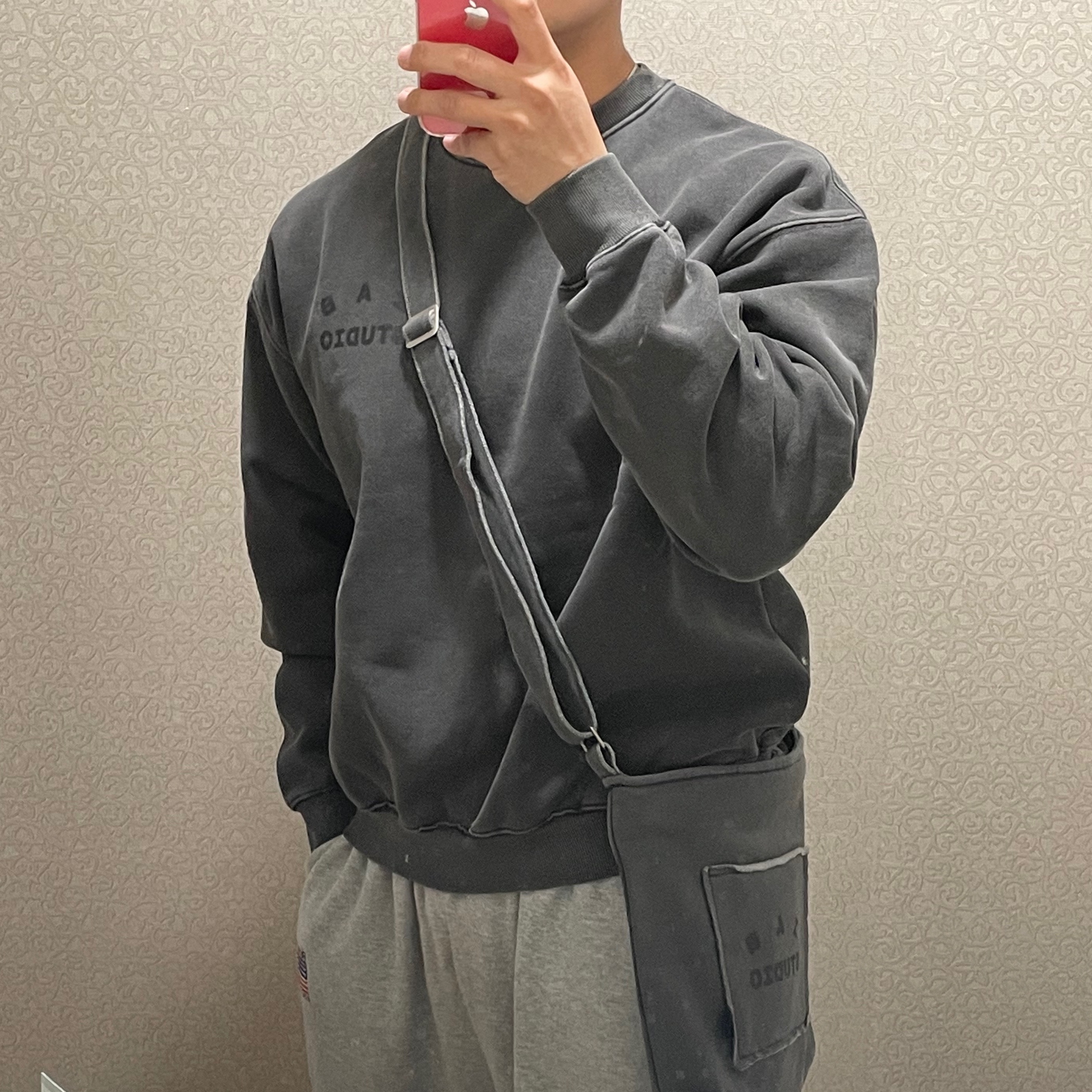 IAB Studio Pigment Sweatshirt & Mini Bag Black 착용 스타일