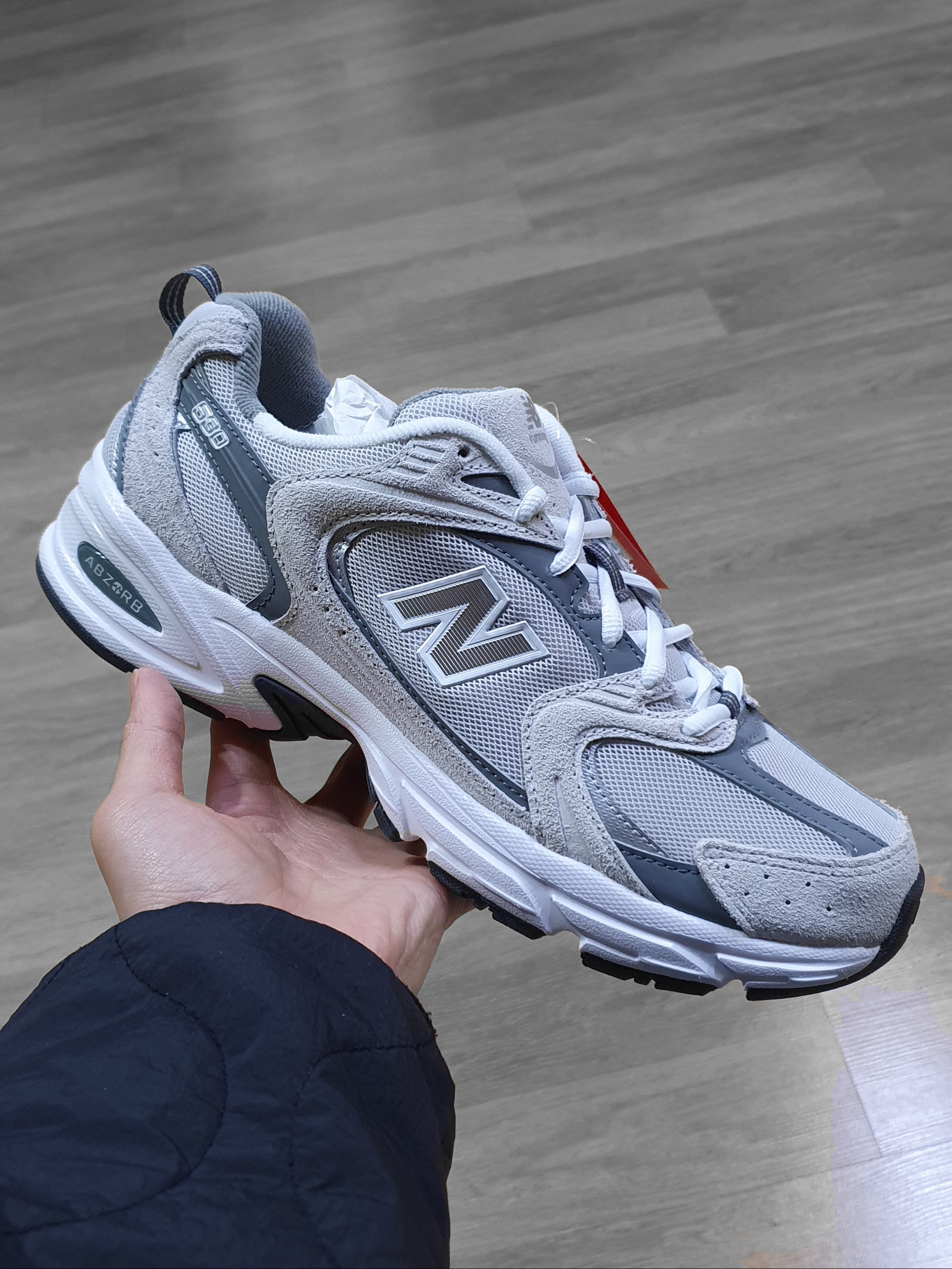 New Balance 530 Classic Grey 착용 스타일
