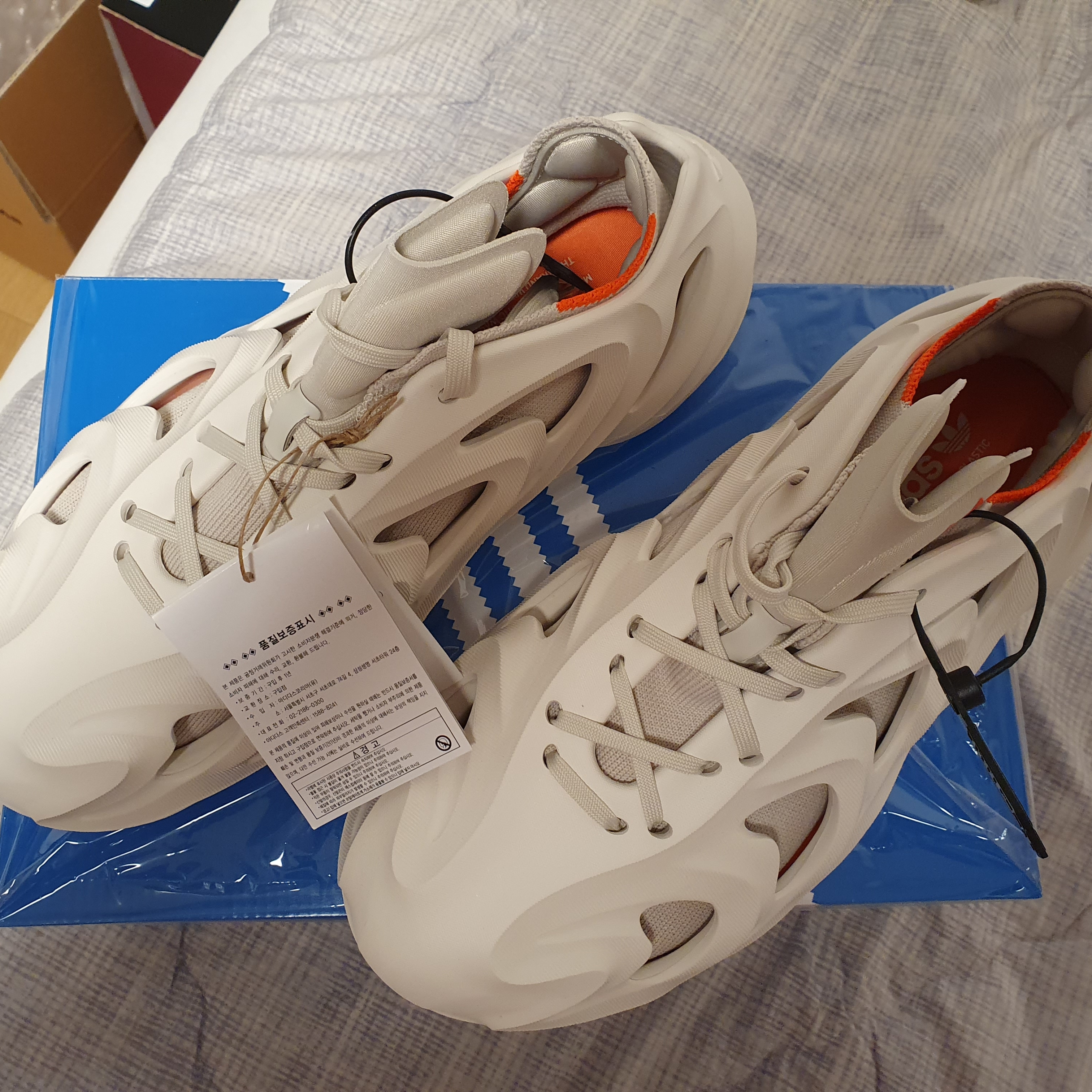 Adidas Adifom Q Off White 착용 스타일