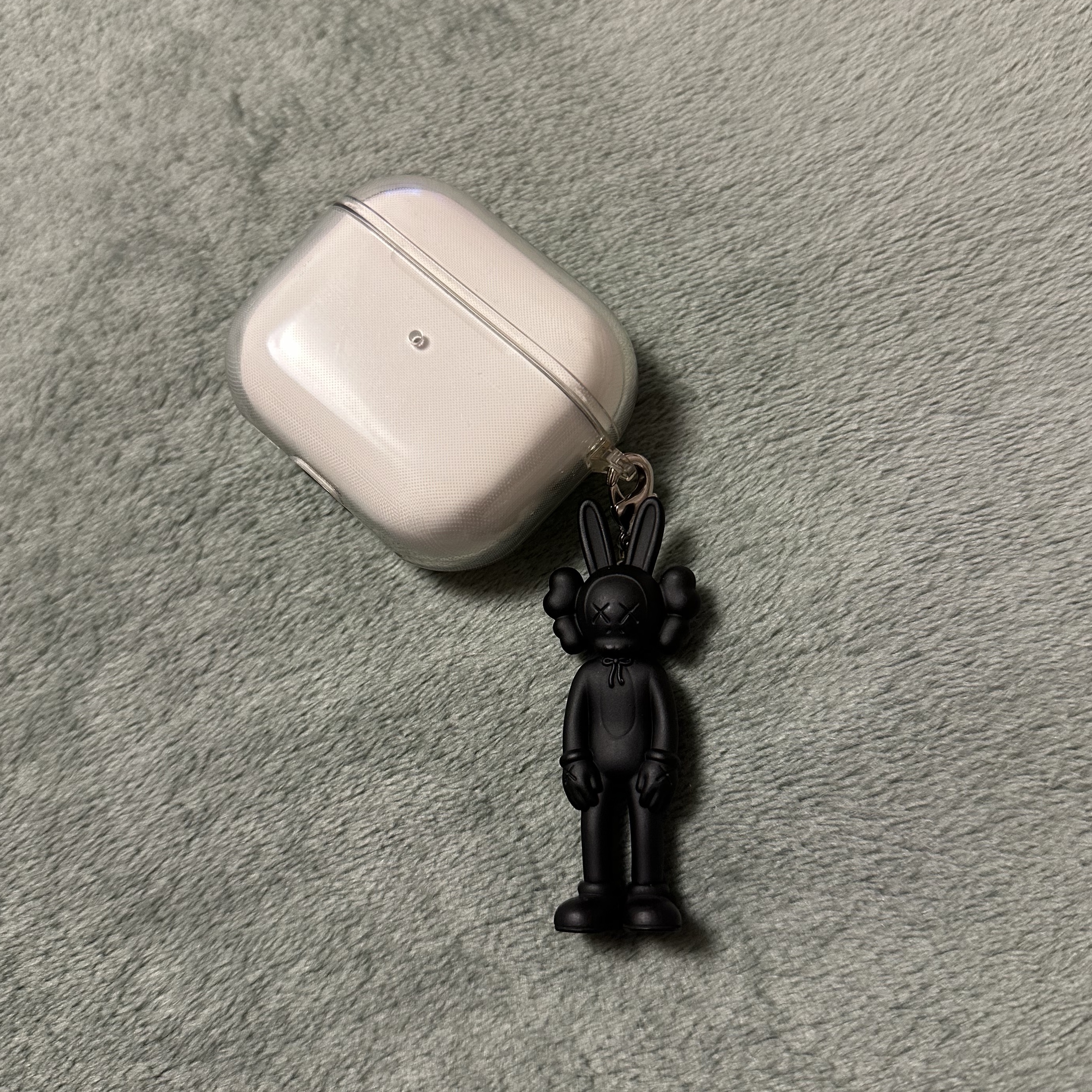 Apple Airpods 3rd Gen with MagSafe Charging Case (Korean Ver.), Kaws Tokyo First Accomplice Keychain Black 착용 스타일