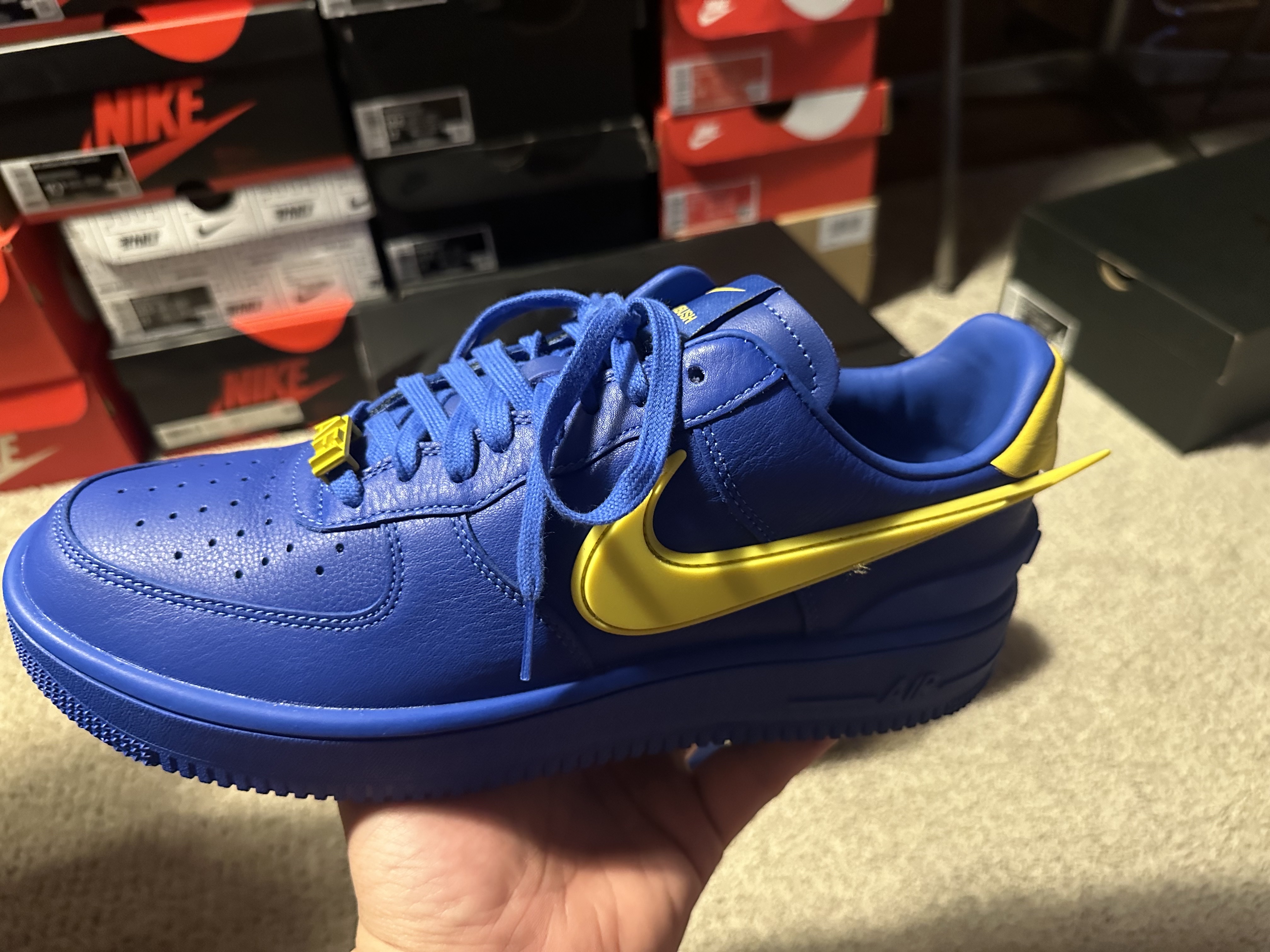 Nike x Ambush Air Force 1 Low SP Game Royal and Vivid Sulfur 착용 스타일 - 5