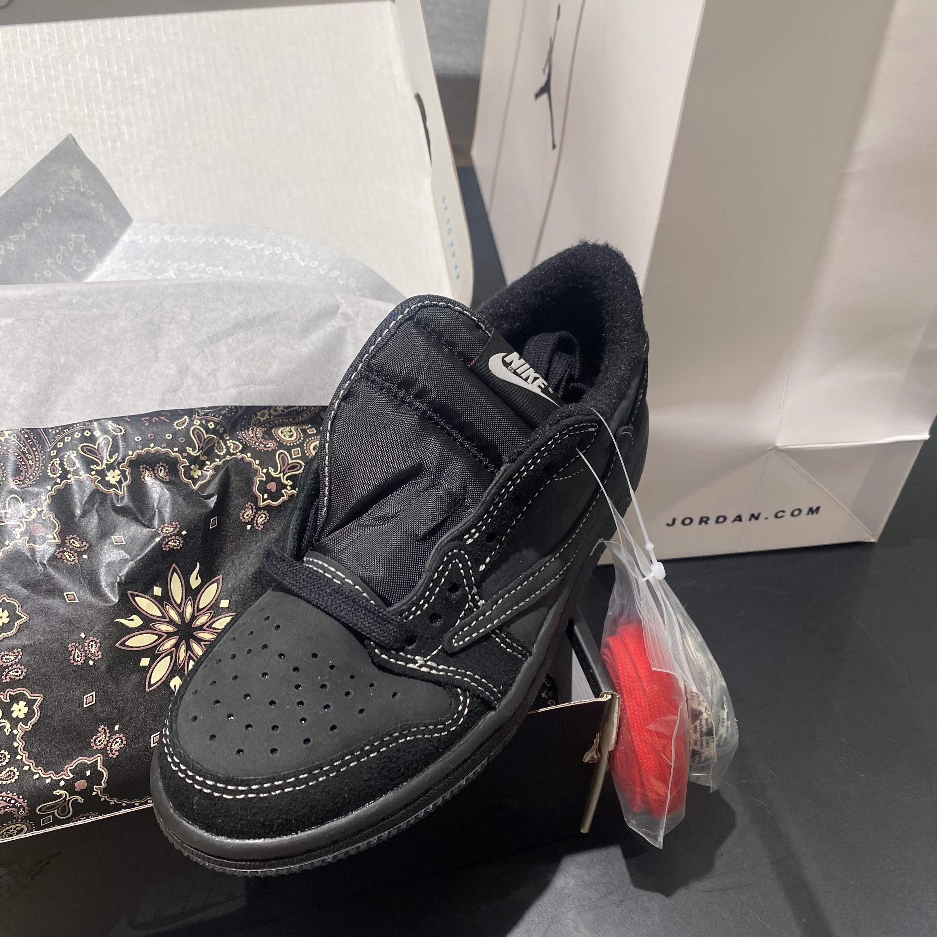 (PS) Jordan 1 x Travis Scott Retro Low OG SP Black Phantom 착용 스타일 - 2