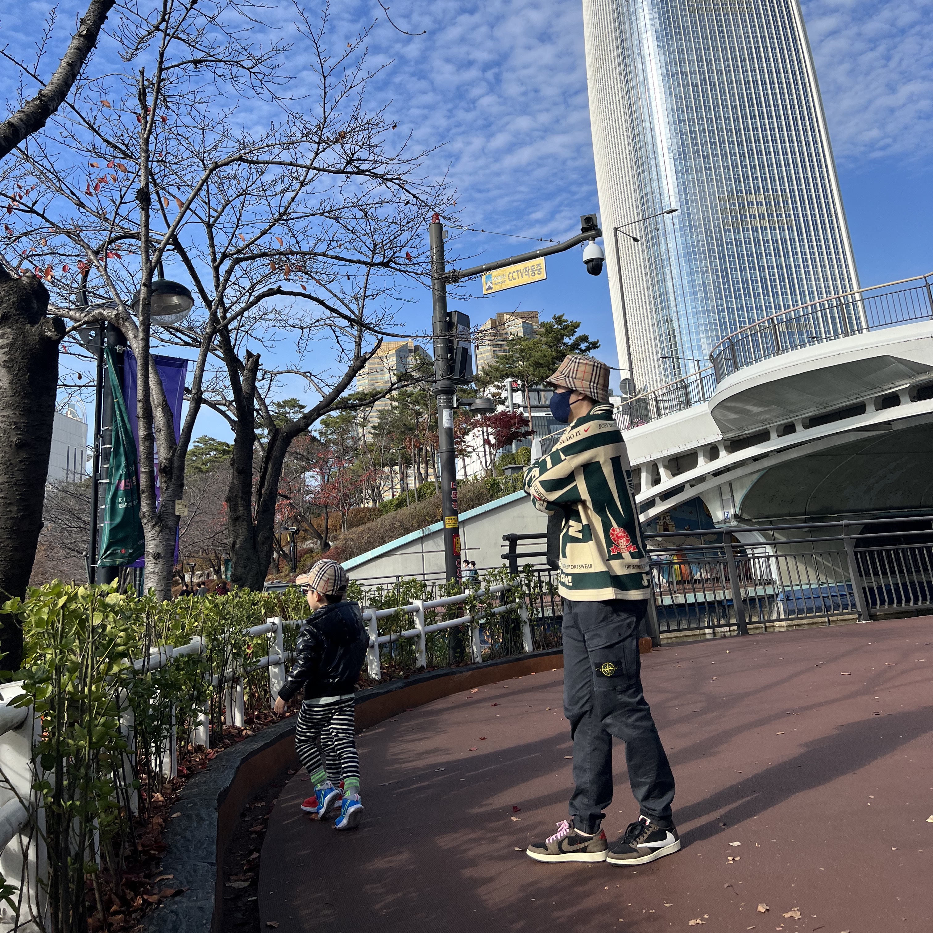 Nike x Cactus Plant Flea Market Long Sleeve Polo Natural - Asia, Jordan 1 x Travis Scott Retro Low OG SP Mocha 착용 스타일 - 1