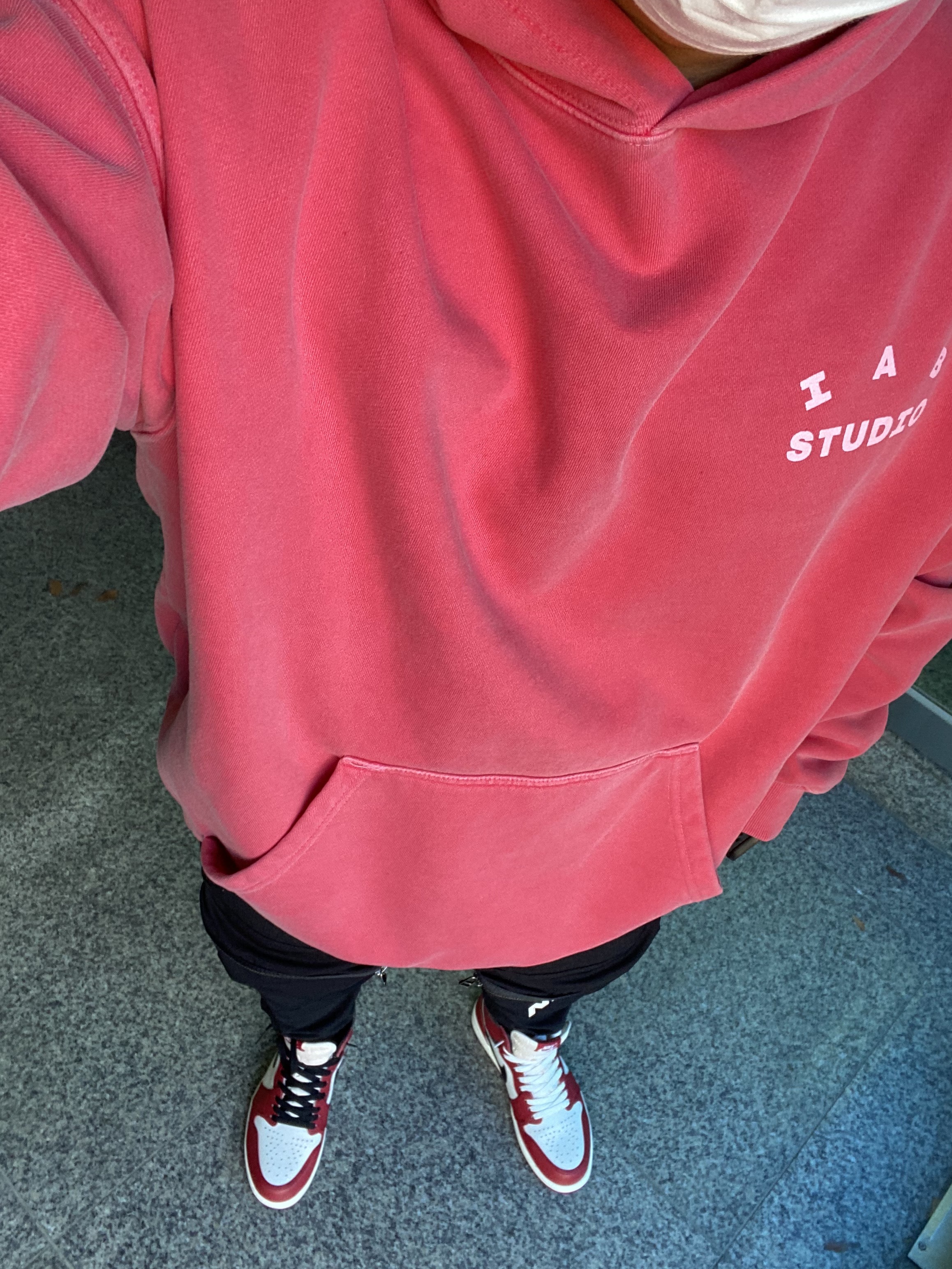 Jordan 1 Retro High OG Chicago 2022, IAB Studio Pigment Hoodie & Sack Coral 착용 스타일