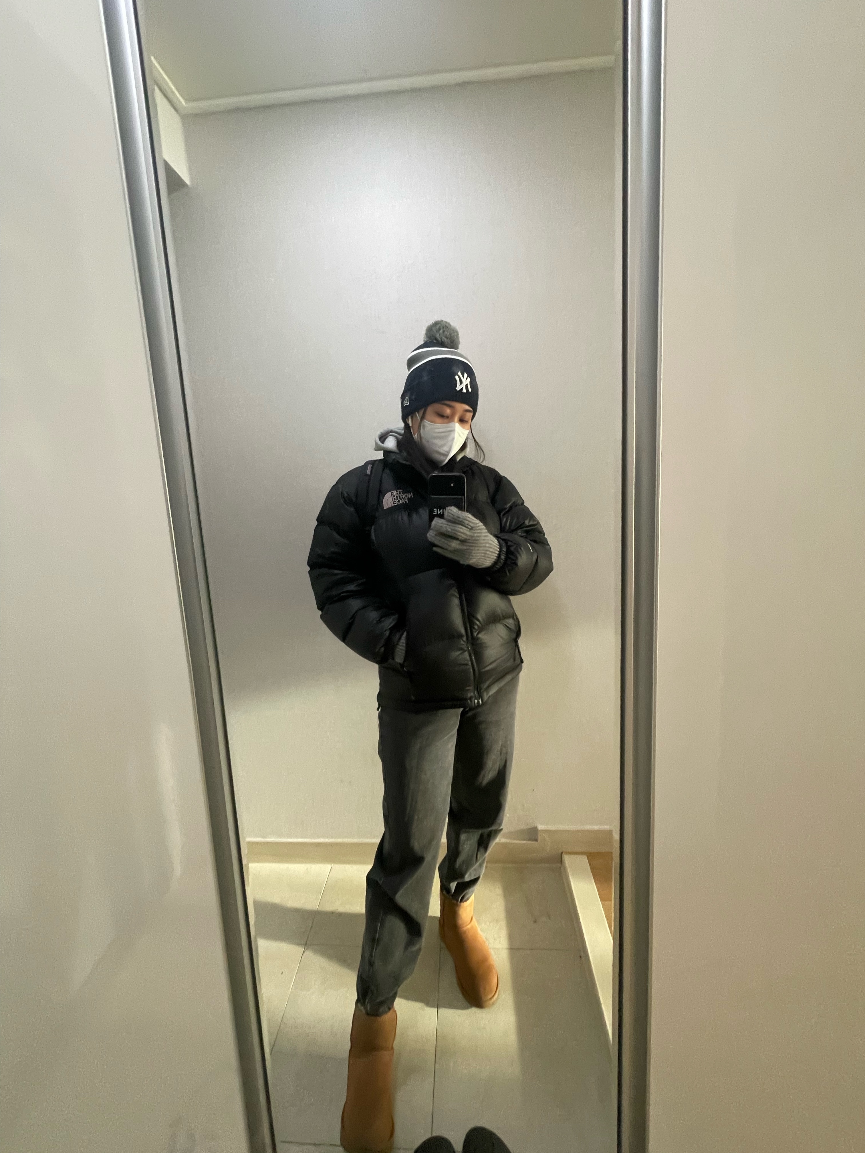 (W) UGG Classic Mini II Boots Chestnut, The North Face 1996 Eco Nuptse Jacket Black 착용 스타일
