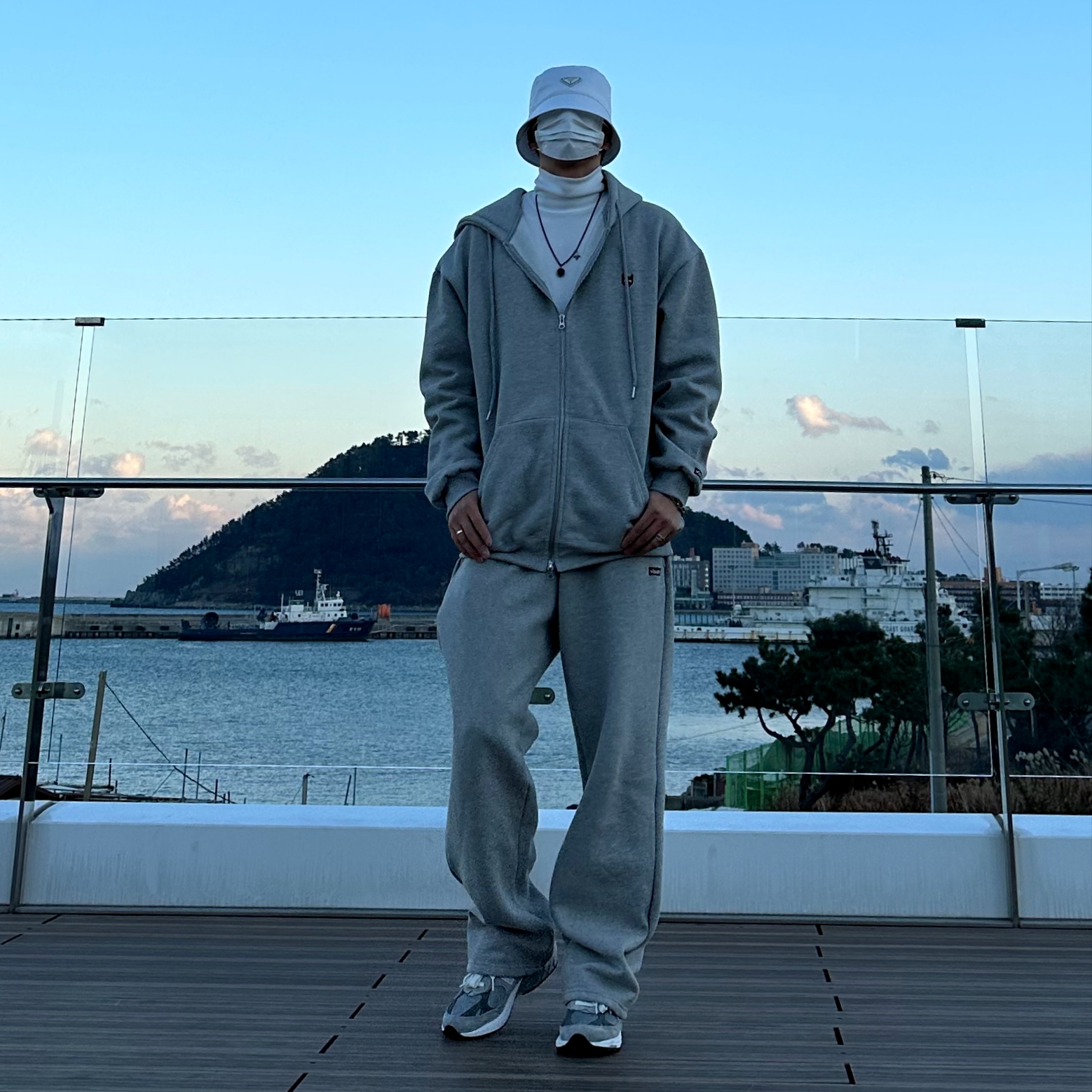 (W) Prada Re-Nylon Bucket Hat Celeste, (W) New Balance 993 Made in USA Grey - B Standard 착용 스타일 - 3