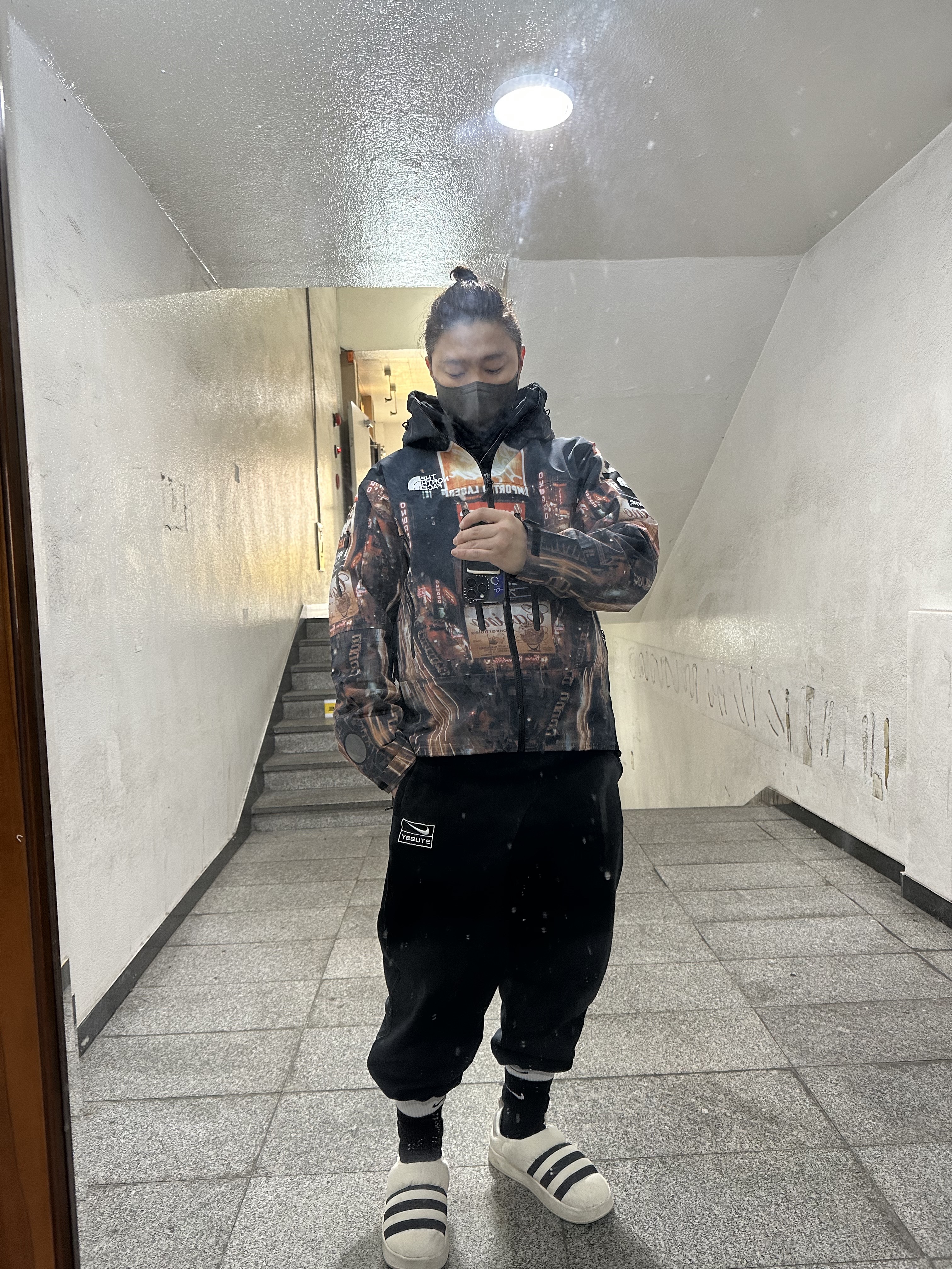 Supreme x The North Face Taped Seam Shell Jacket Times Square - 22FW, Nike x Stussy NRG RA Washed Fleece Pants Black (DN4030-010) 착용 스타일
