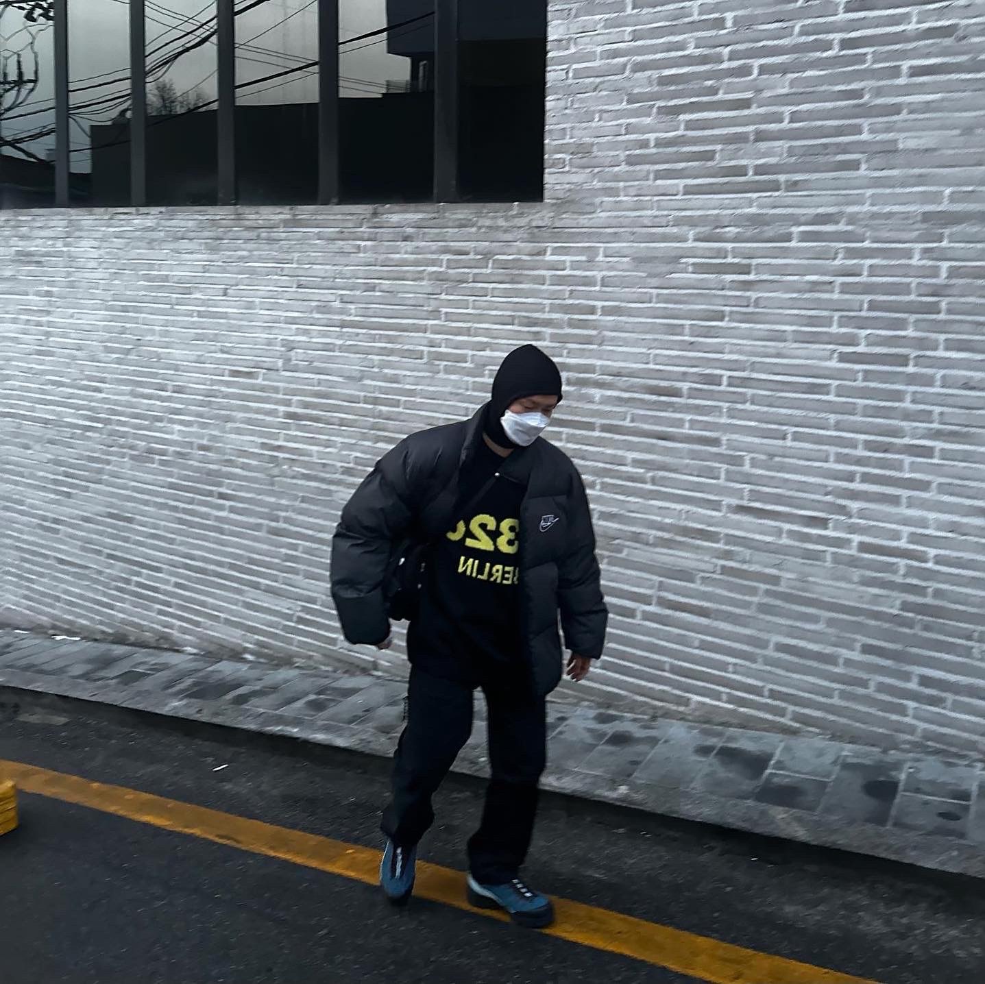 Supreme x Nike Reversible Puffy Jacket Black - 21SS, Salomon x The Broken Arm X-Desalpes GTX for TBA Blue 착용 스타일 - 1