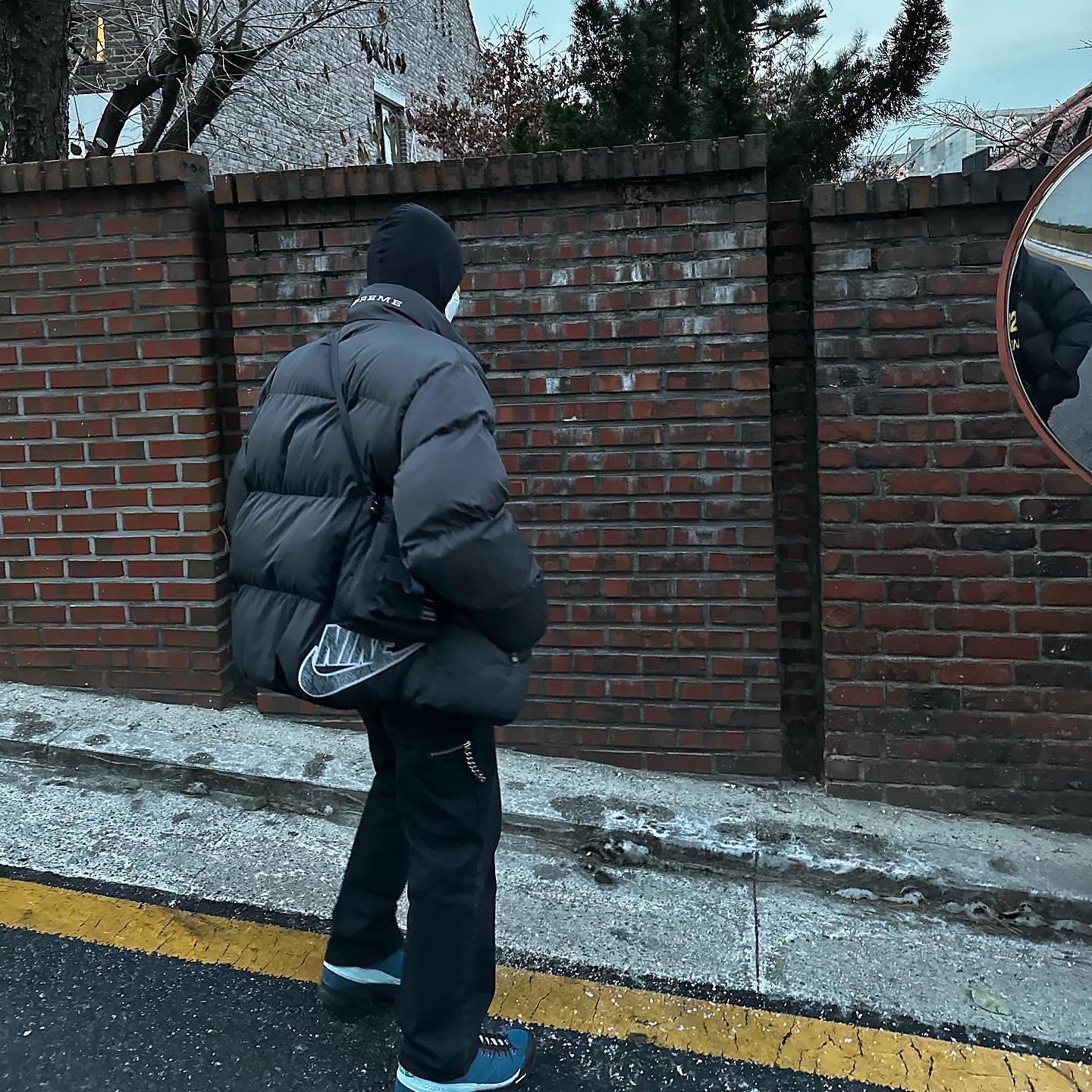 Supreme x Nike Reversible Puffy Jacket Black - 21SS, Salomon x The Broken Arm X-Desalpes GTX for TBA Blue 착용 스타일 - 4