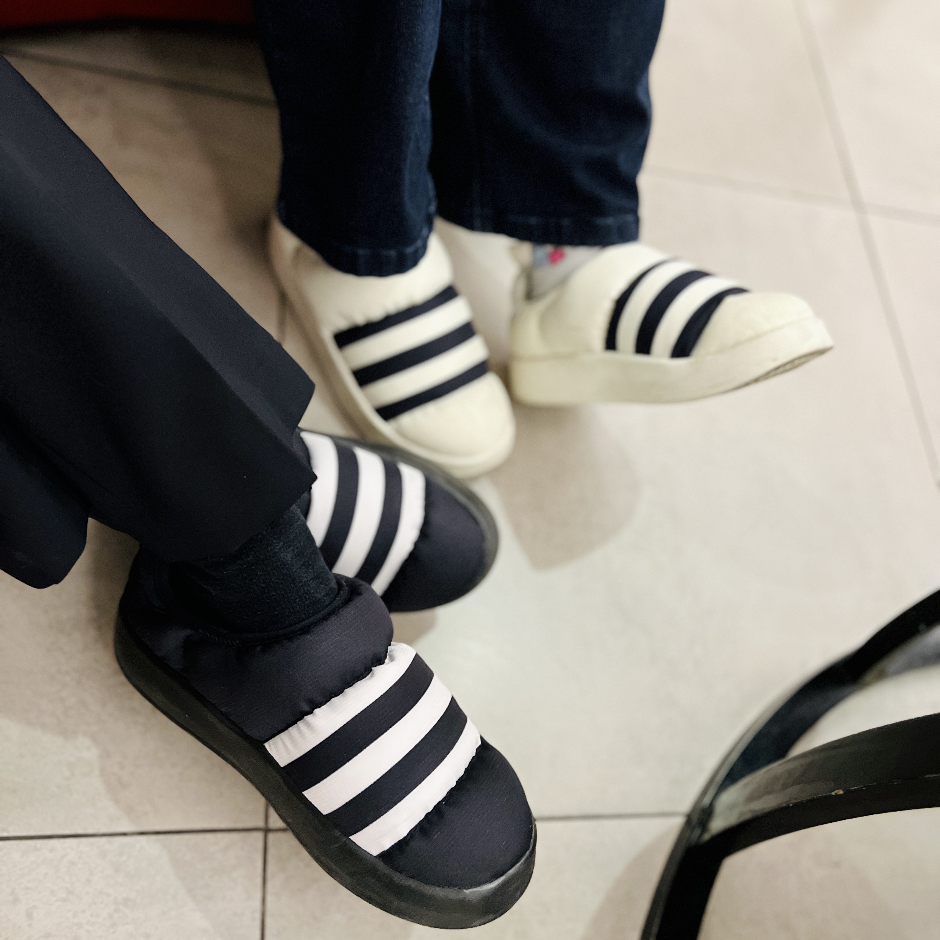 Adidas Puffylette Off White, Adidas Puffylette Core Black 착용 스타일 - 2