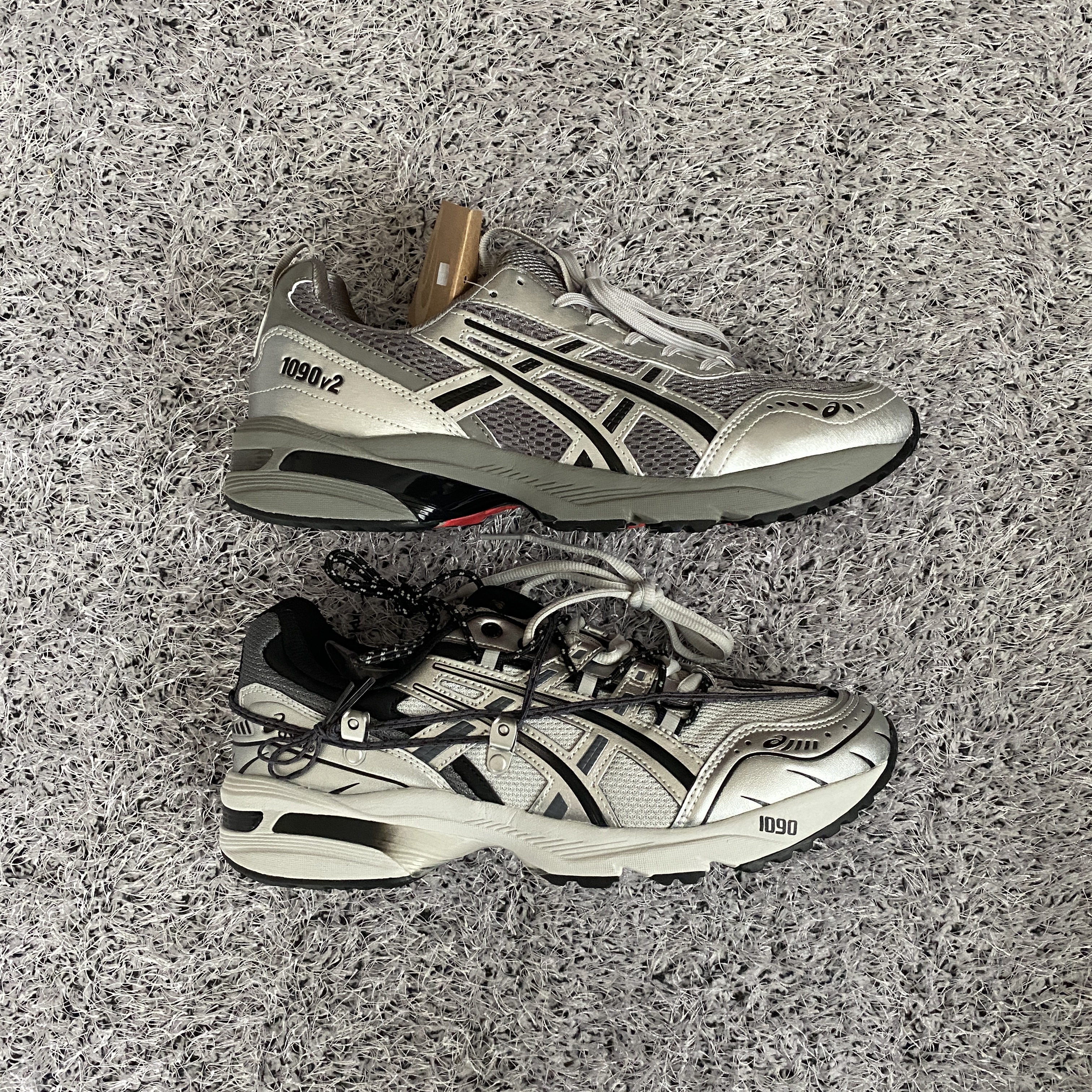 Asics x Andersson Bell Gel-1090 Glacier Grey Silver, Asics x Freja Wewer Gel-1090 V2 Clay Grey Pure Silver 착용 스타일