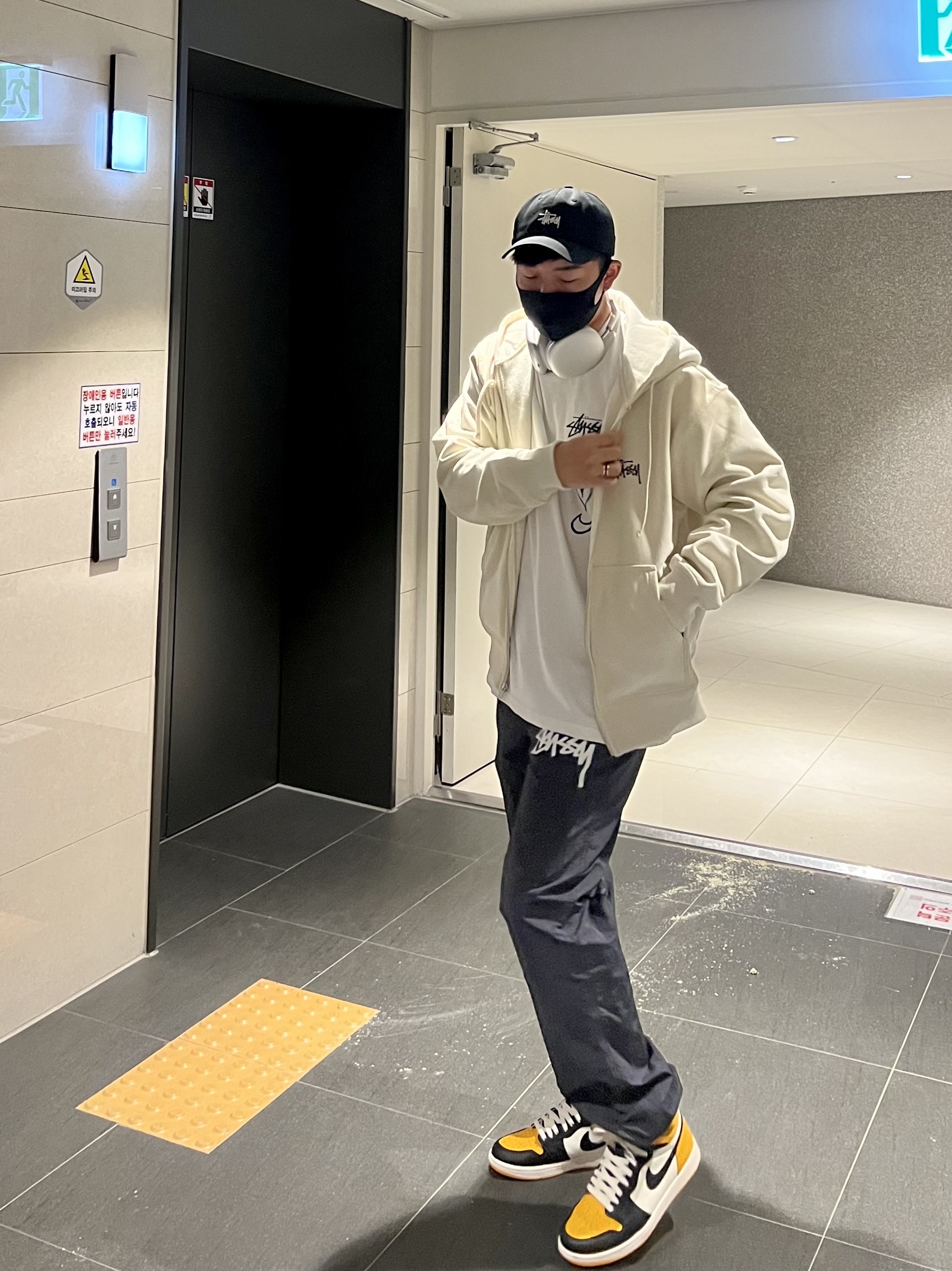 Nike x Stussy Beach Pants Off Noir, Jordan 1 Retro High OG Taxi 착용 스타일