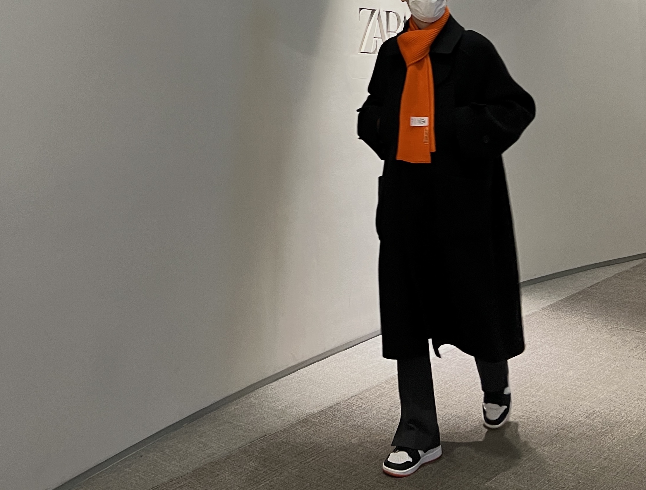 Undermycar Legion.02 Balmacaan Oversized Wool Coat Black, Jordan 1 Retro High OG Electro Orange 착용 스타일
