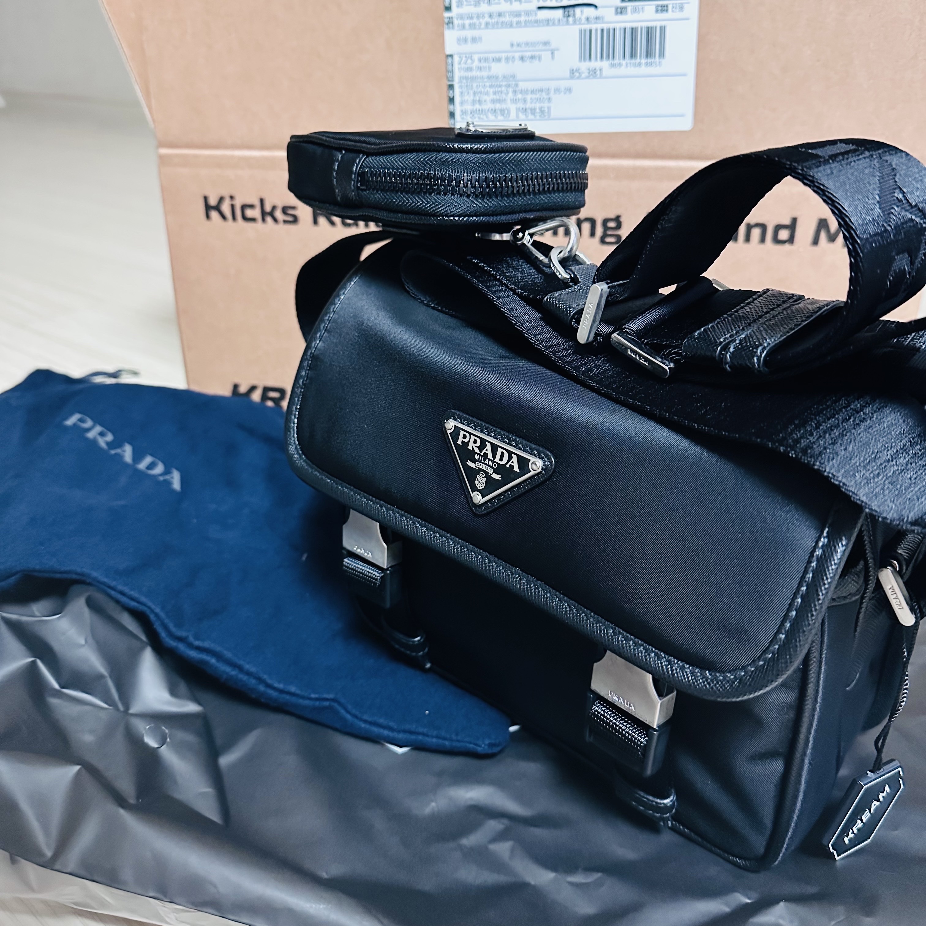 Prada Re-Nylon and Saffiano Leather Shoulder Bag Black 착용 스타일