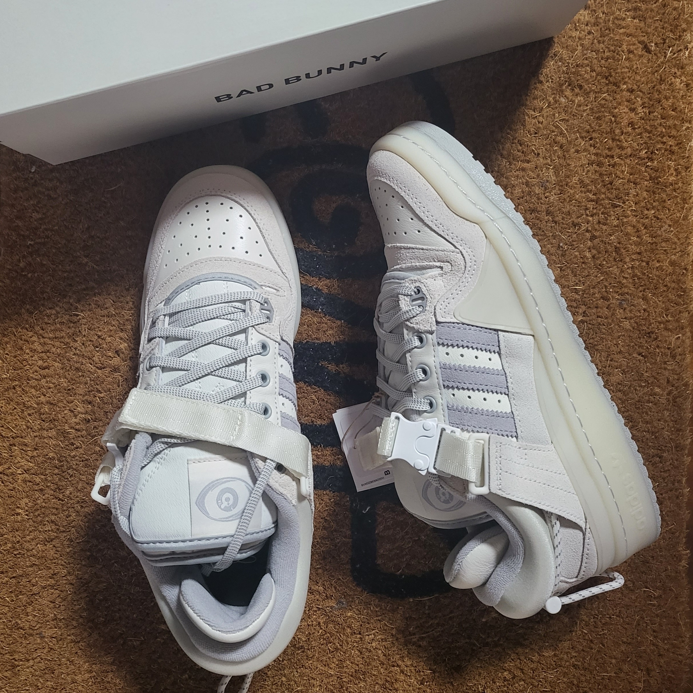 Adidas x Bad Bunny Forum Low Cloud White Clear Onix 착용 스타일