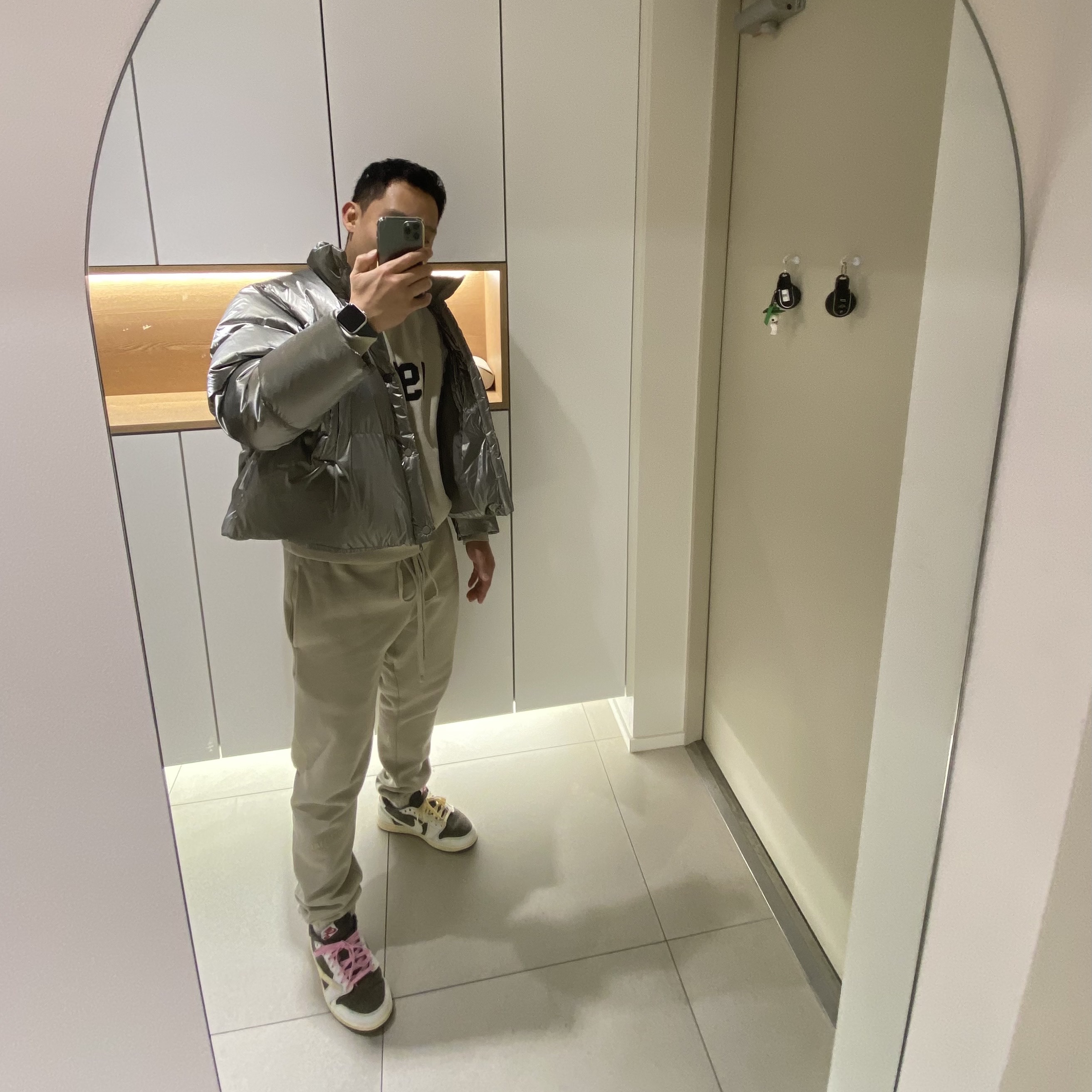 Jordan 1 x Travis Scott Retro Low OG SP Sail and Ridgerock, Essentials 1977 Crewneck Sweatshirt Wheat - 22SS 착용 스타일