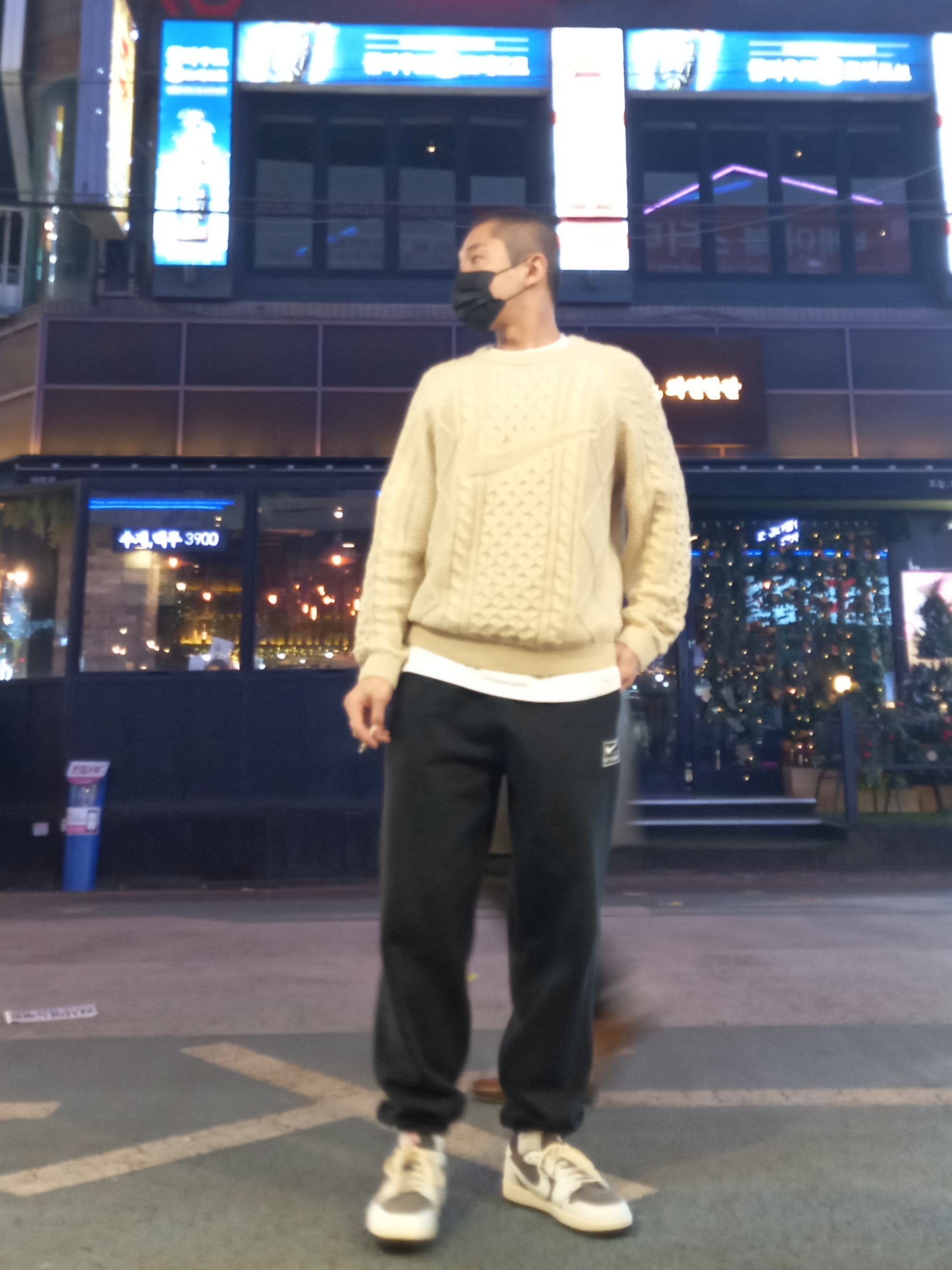 Nike Cable Knit LS Sweater Rattan - Asia, Stussy Basic Stussy T-Shirt White 2022 착용 스타일 - 2