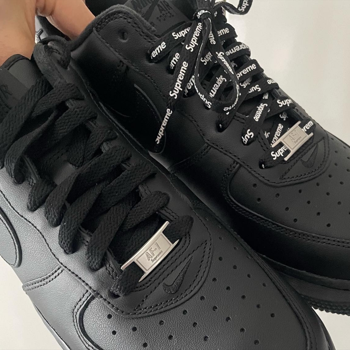 Nike x Supreme Air Force 1 Low Black 착용 스타일 - 2