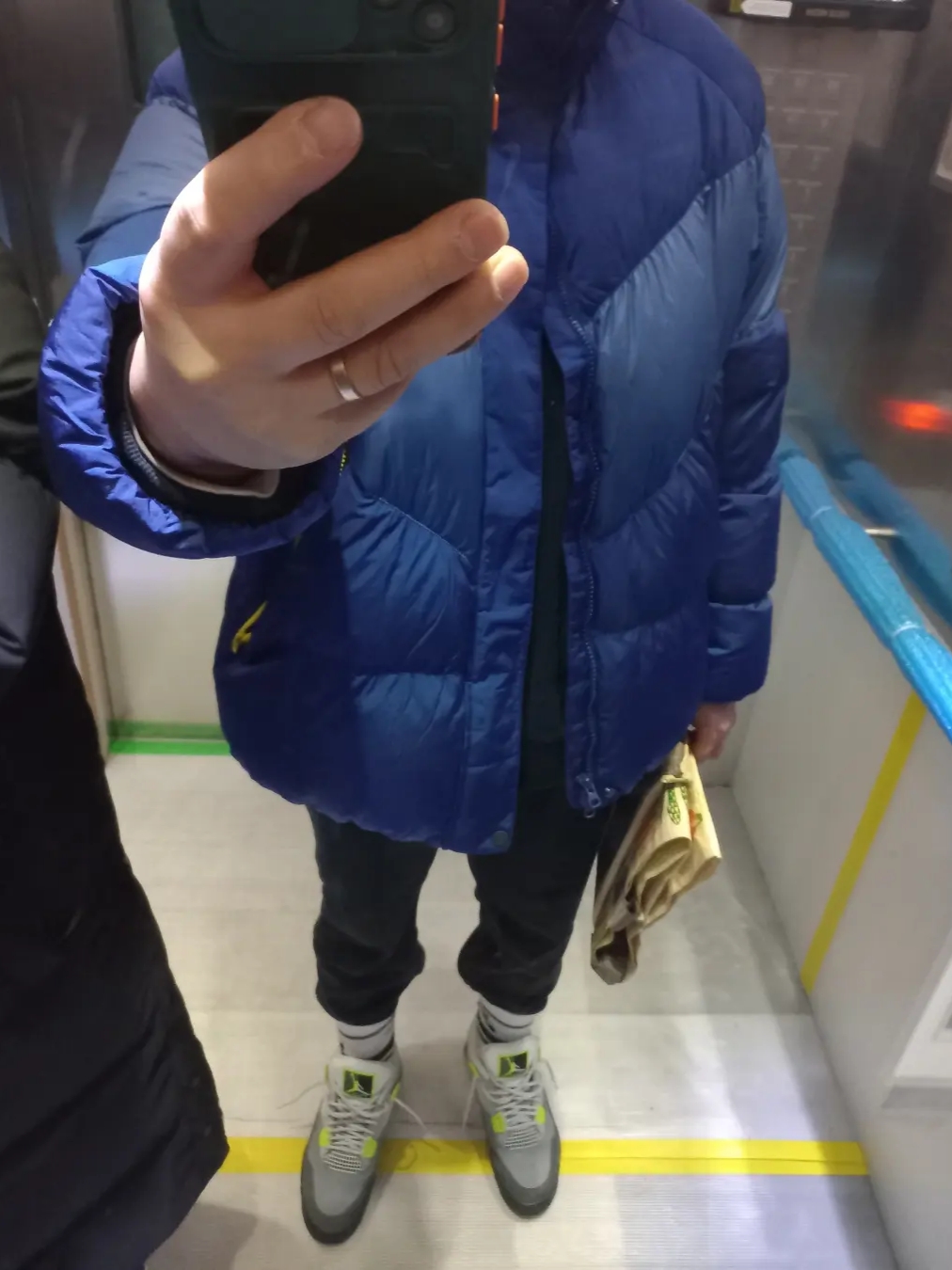 Jordan 4 Retro SE Neon 95 착용 스타일