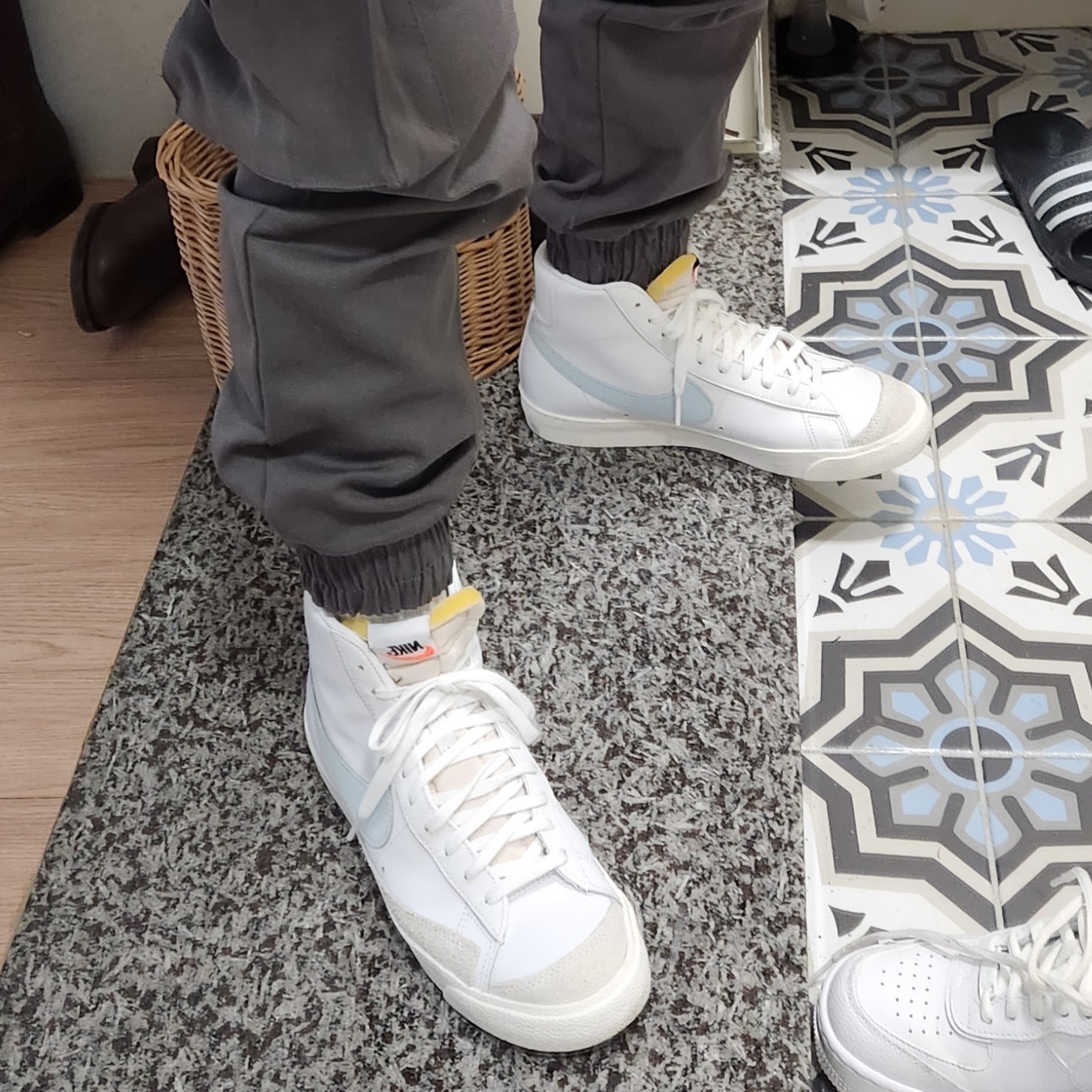 Nike Blazer Mid '77 Vintage White Celestine Blue 착용 스타일 - 2