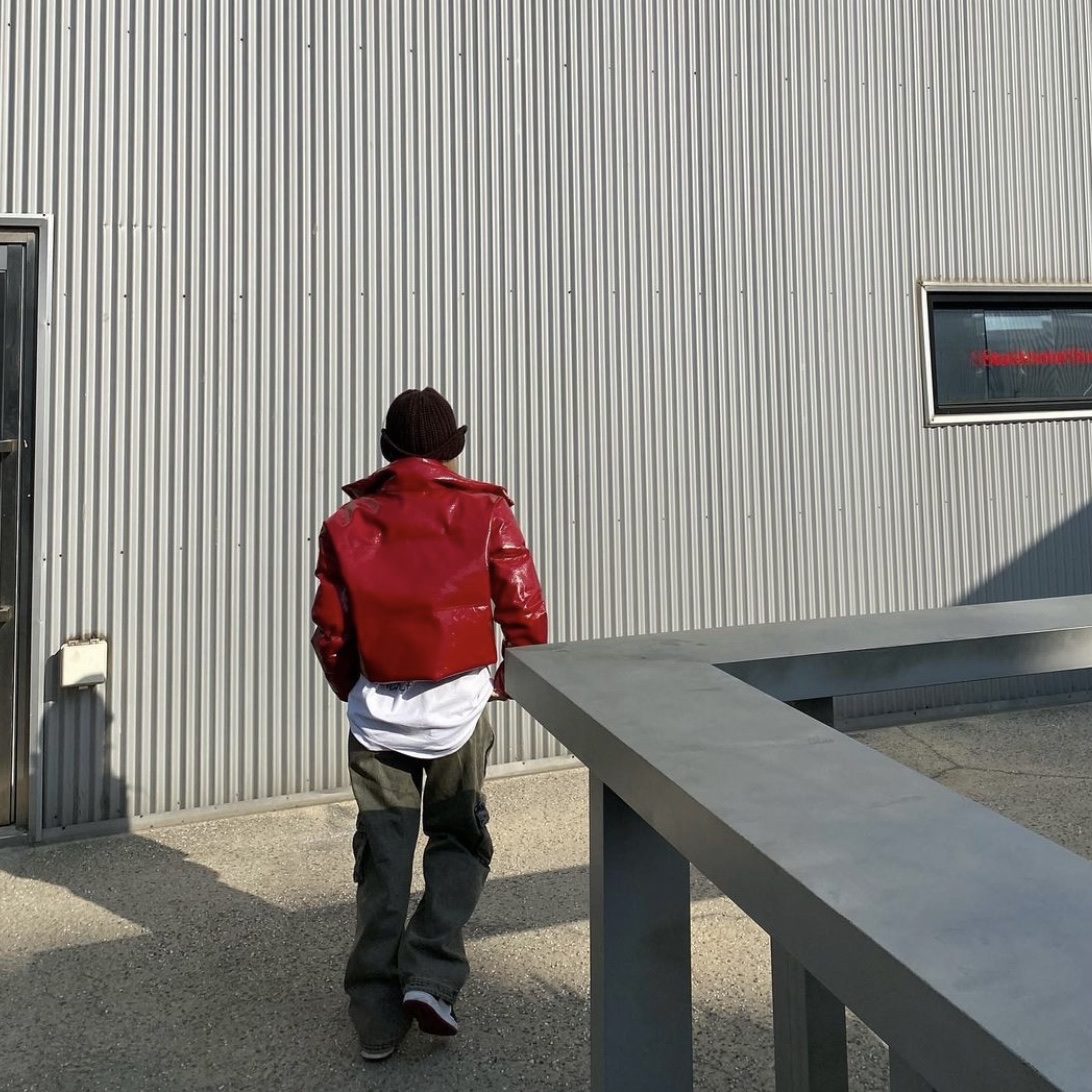 Jordan 1 Mid Gym Red Black White, Stussy World Tour LS T-Shirt White 착용 스타일 - 2