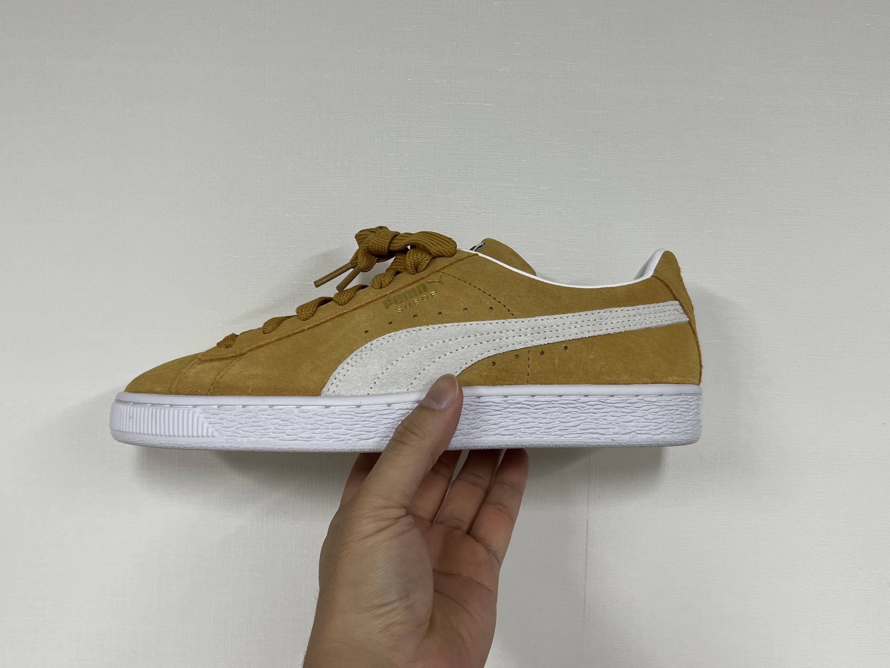 Puma Suede Classic XXI Mustard White 착용 스타일 - 1