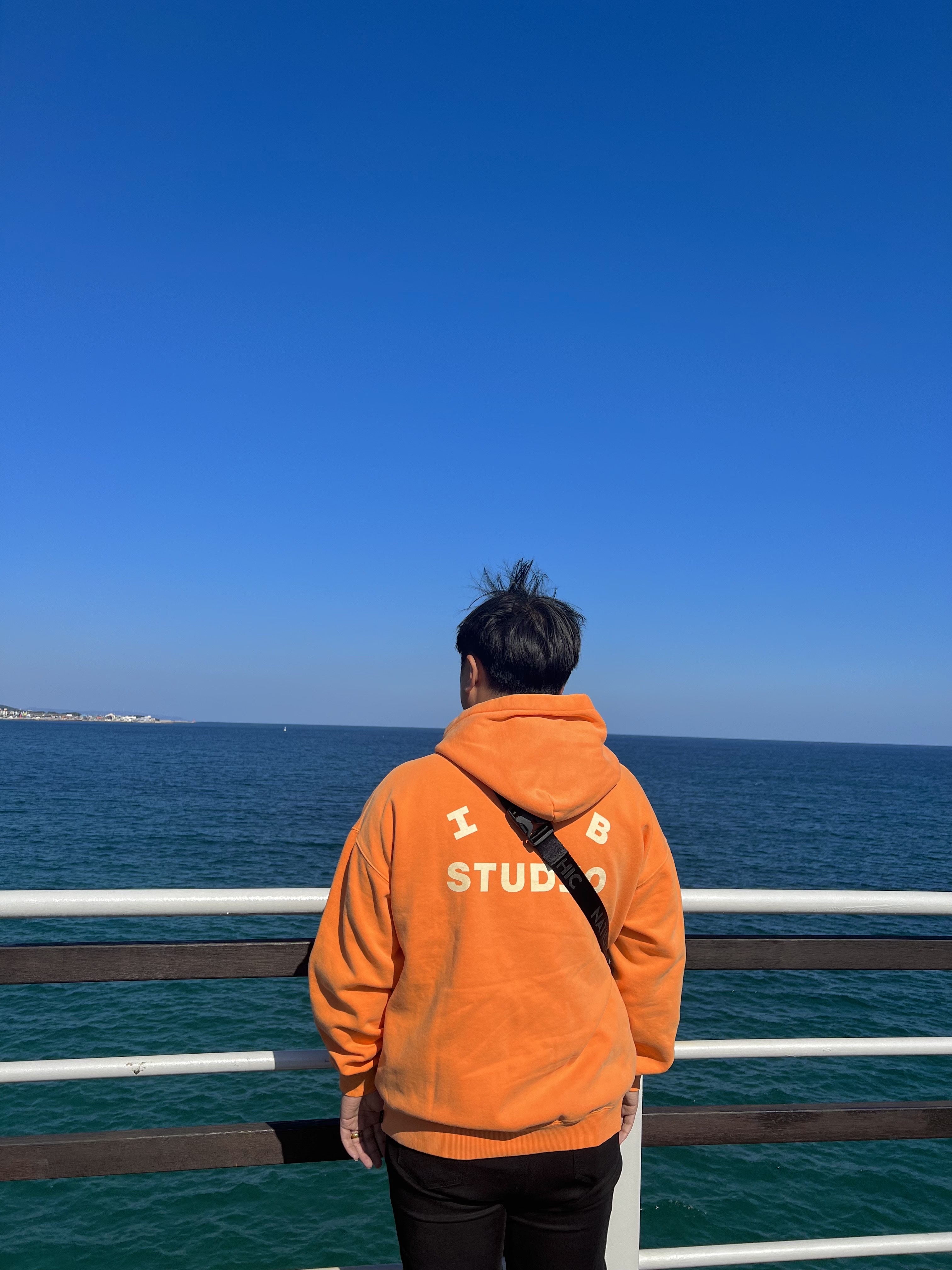 IAB Studio Hoodie Oatmeal Burgundy, IAB Studio x Lee Denim Jacket Indigo Indigo Medium 착용 스타일 - 2