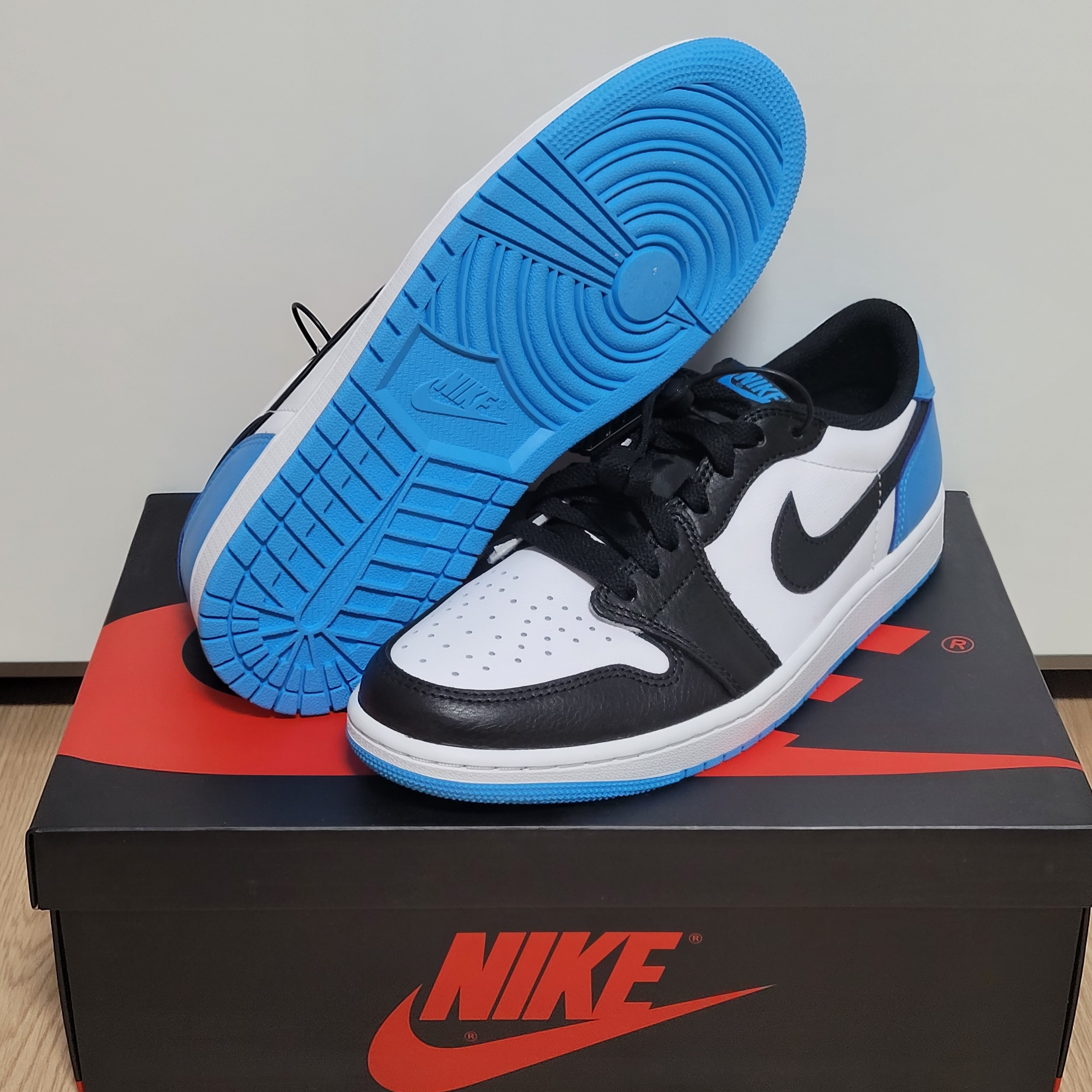 Jordan 1 Retro Low OG Black and Dark Powder Blue 착용 스타일