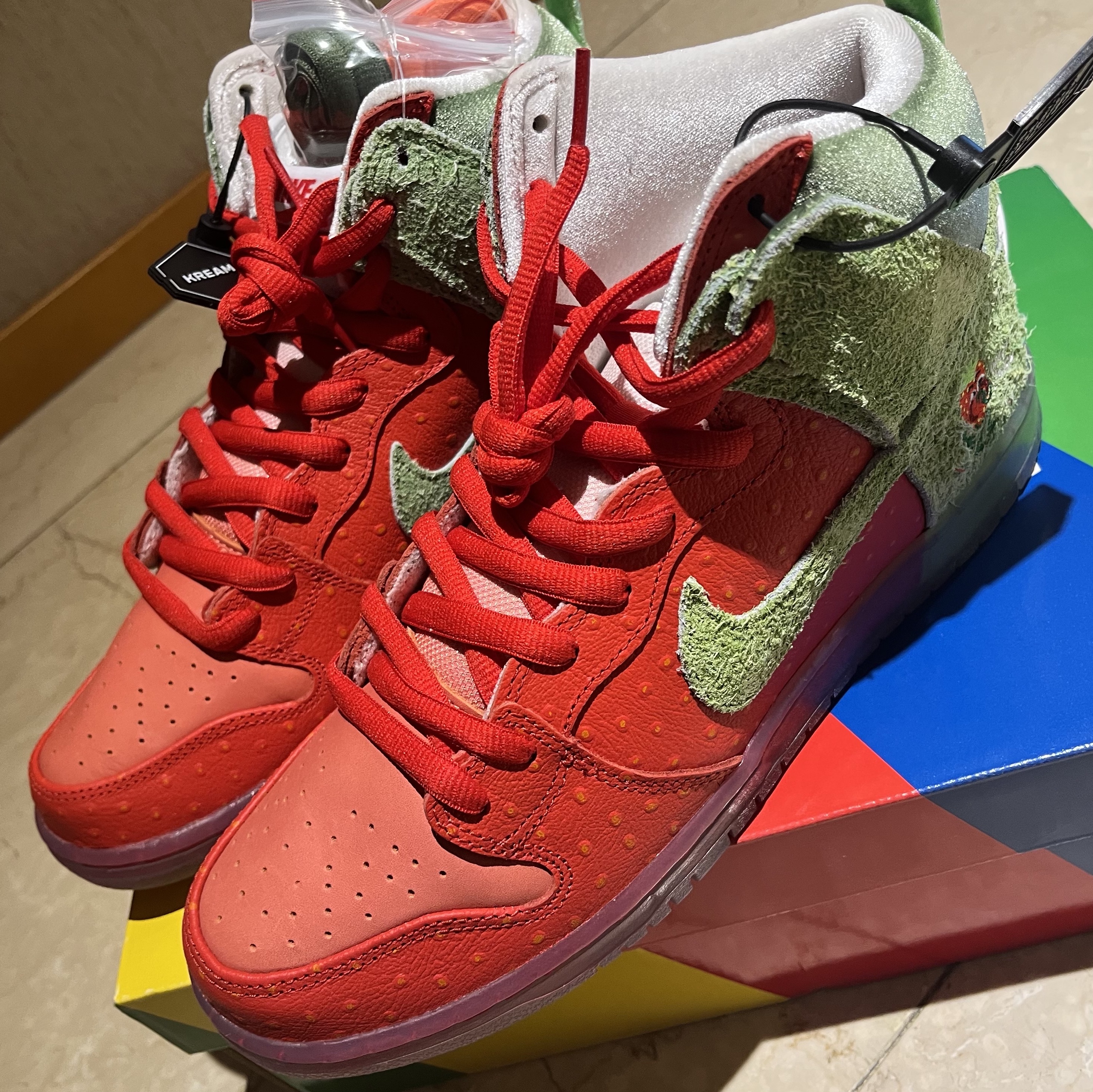 Nike SB Dunk High Pro QS Strawberry 착용 스타일