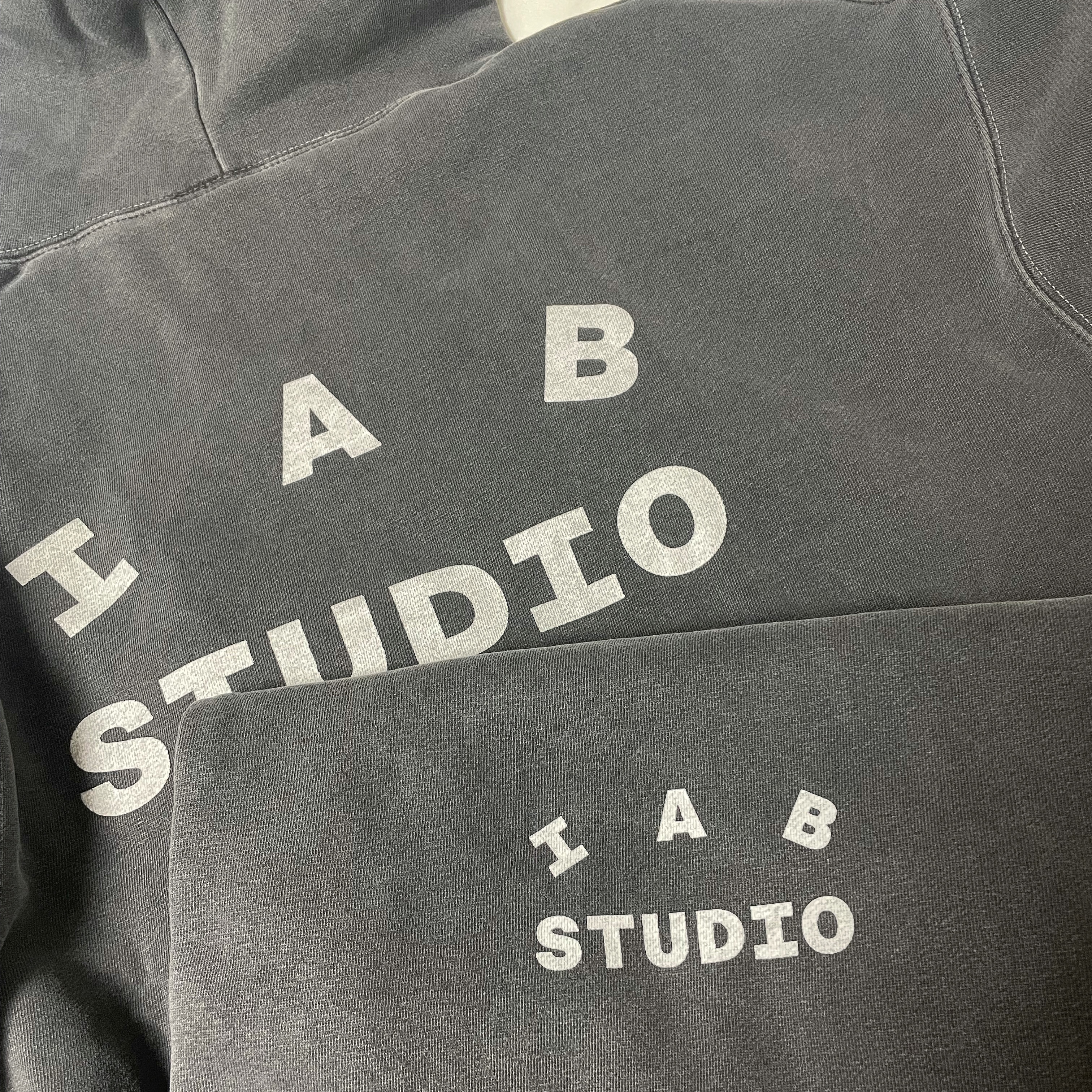 IAB Studio Pigment Hoodie & Sack Black 착용 스타일