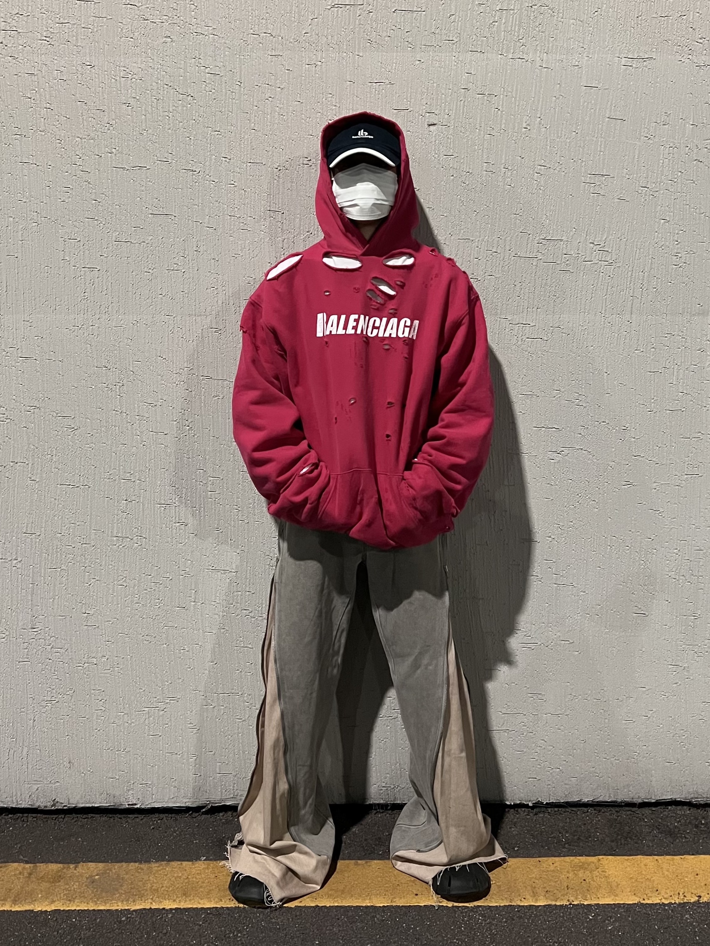 Balenciaga Destroyed Hoodie Black White, Balenciaga Rubber Mold Closed Black 착용 스타일 - 1