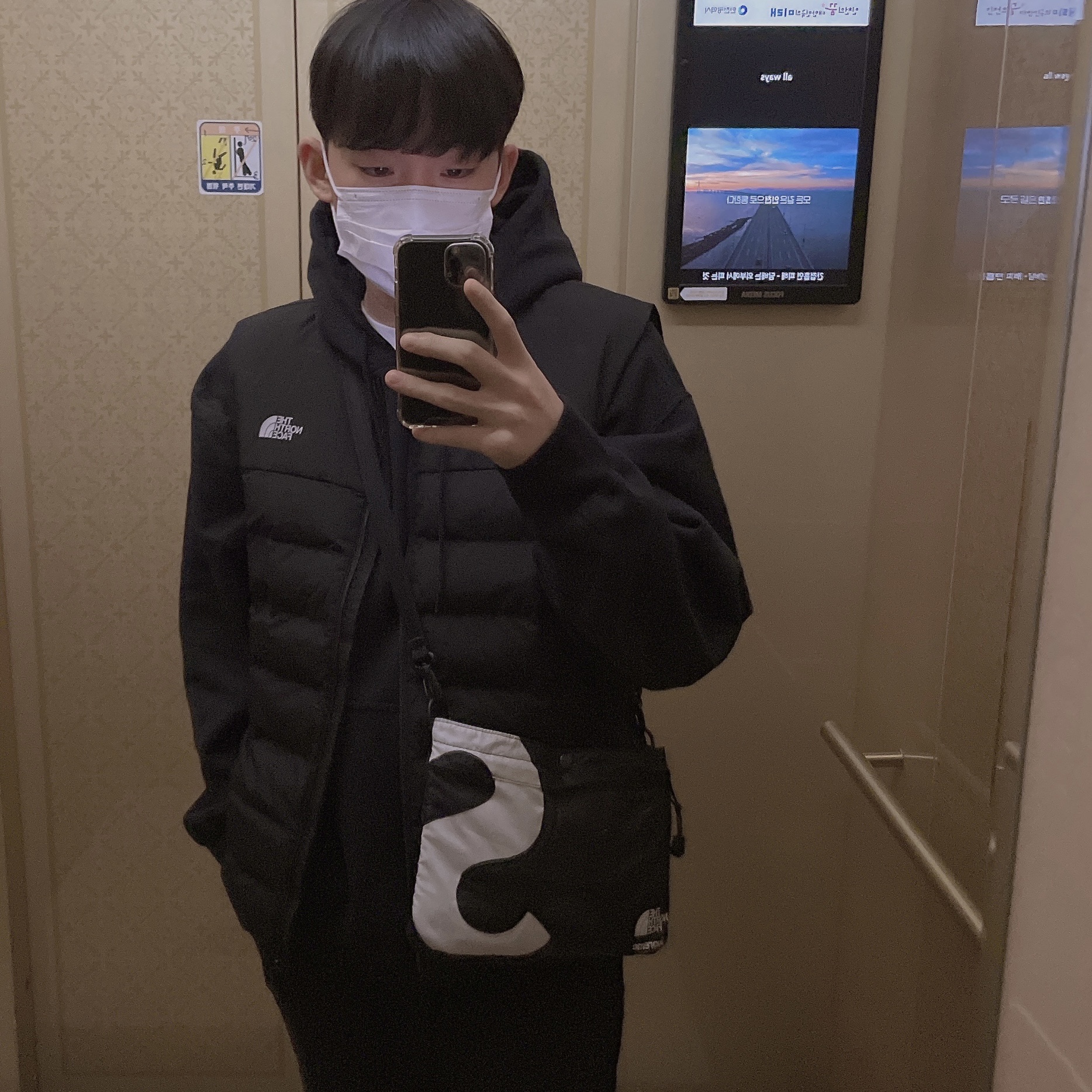 Supreme x The North Face S Logo Shoulder Bag Black - 20FW 착용 스타일