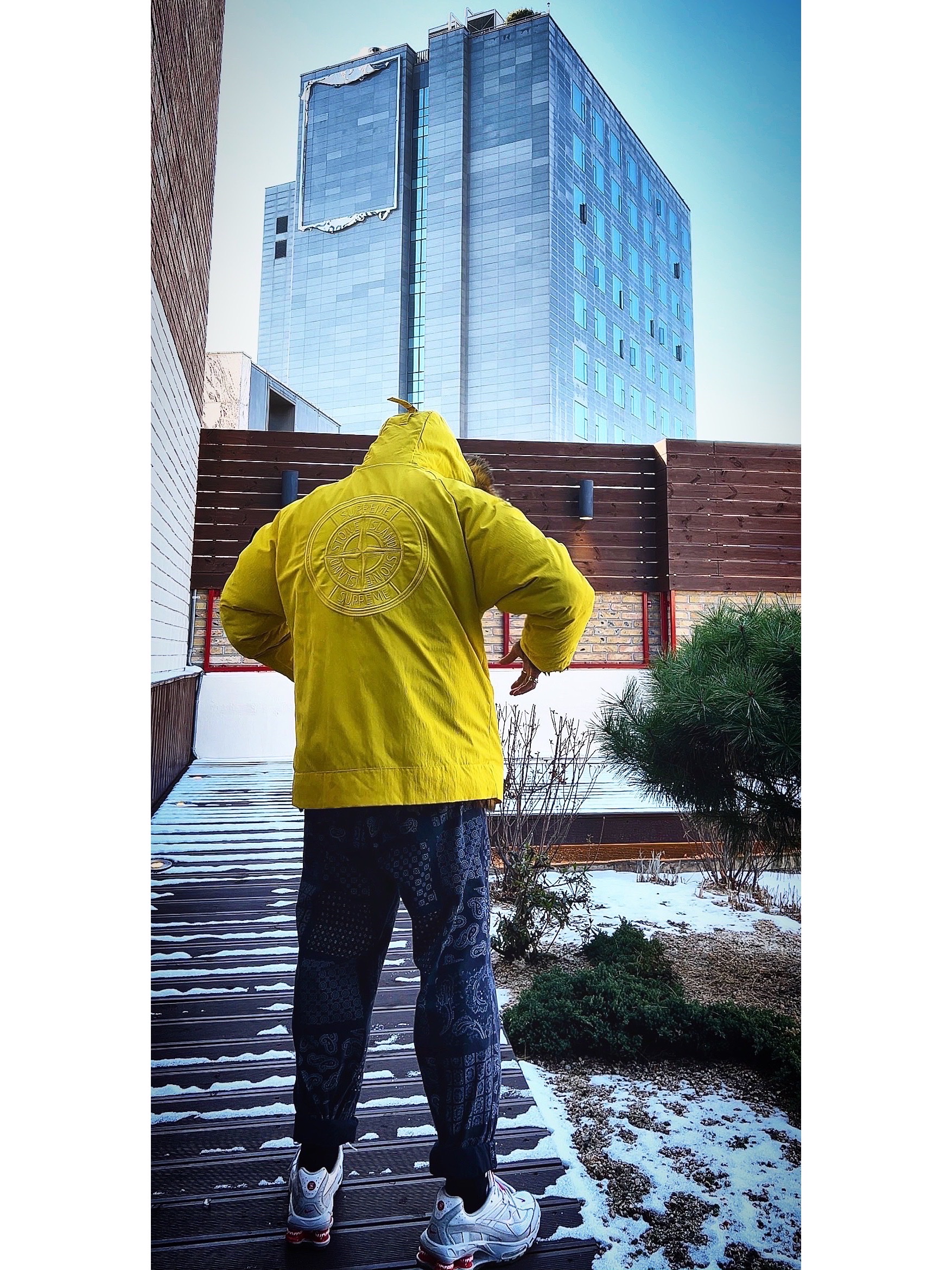 Supreme x Stone Island Formula Steel Reversible Faux Fur Parka Yellow - 22SS, Supreme Chicago Box Logo T-Shirt White - 22FW 착용 스타일 - 1