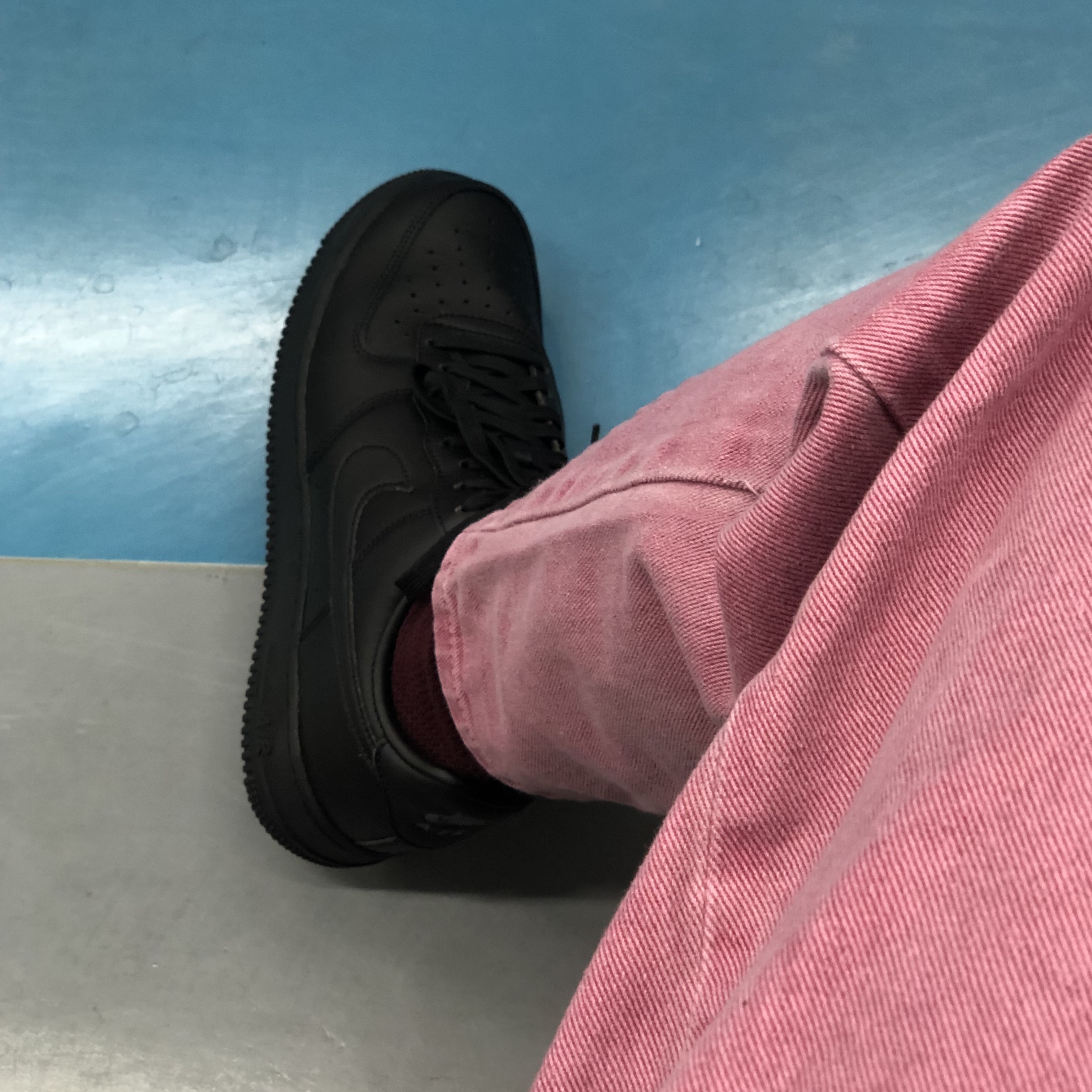Nike Air Force 1 '07 Low Triple Black 착용 스타일