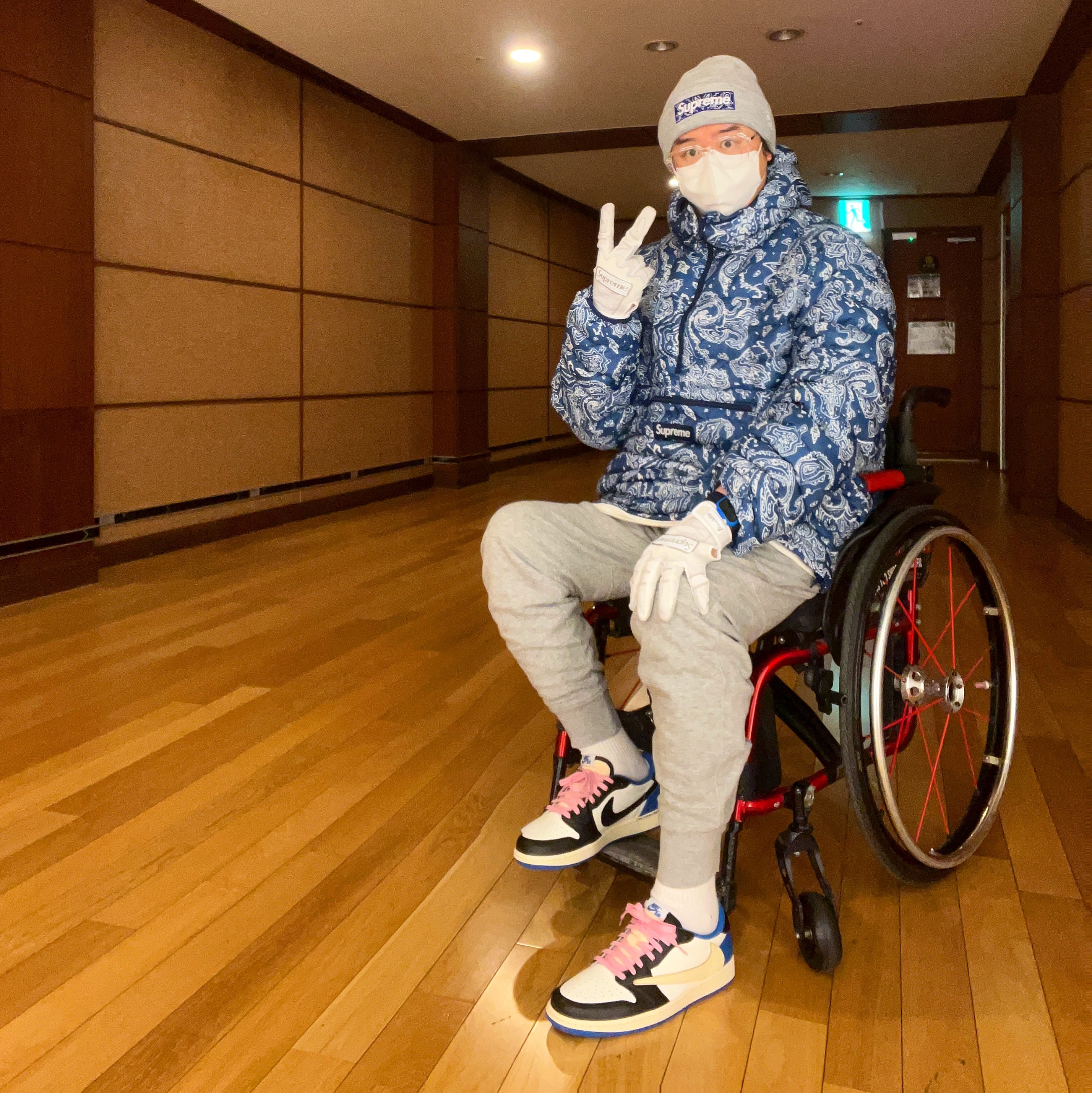 Supreme Micro Down Half Zip Hooded Pullover Blue Paisley - 22FW, Supreme New Era Box Logo Beanie Heather Grey - 19FW 착용 스타일 - 1