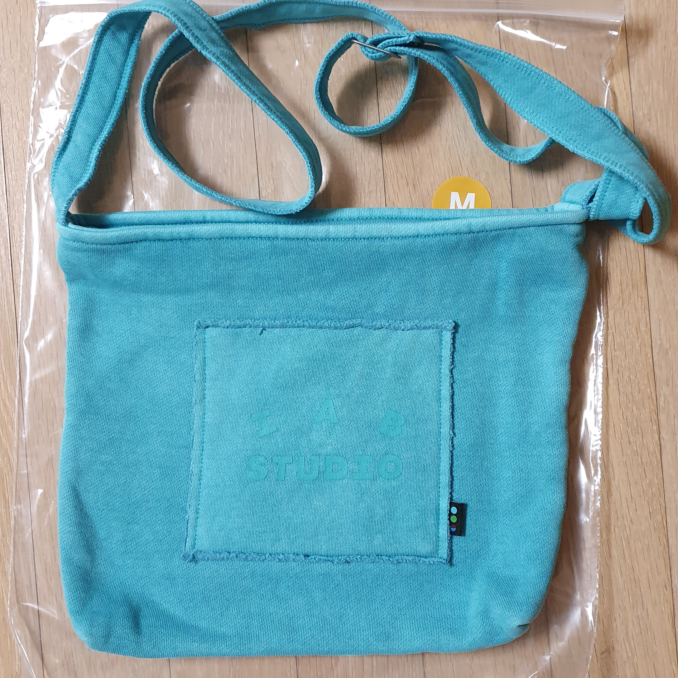 IAB Studio Pigment Sweatshirt & Mini Bag Jade 착용 스타일 - 2