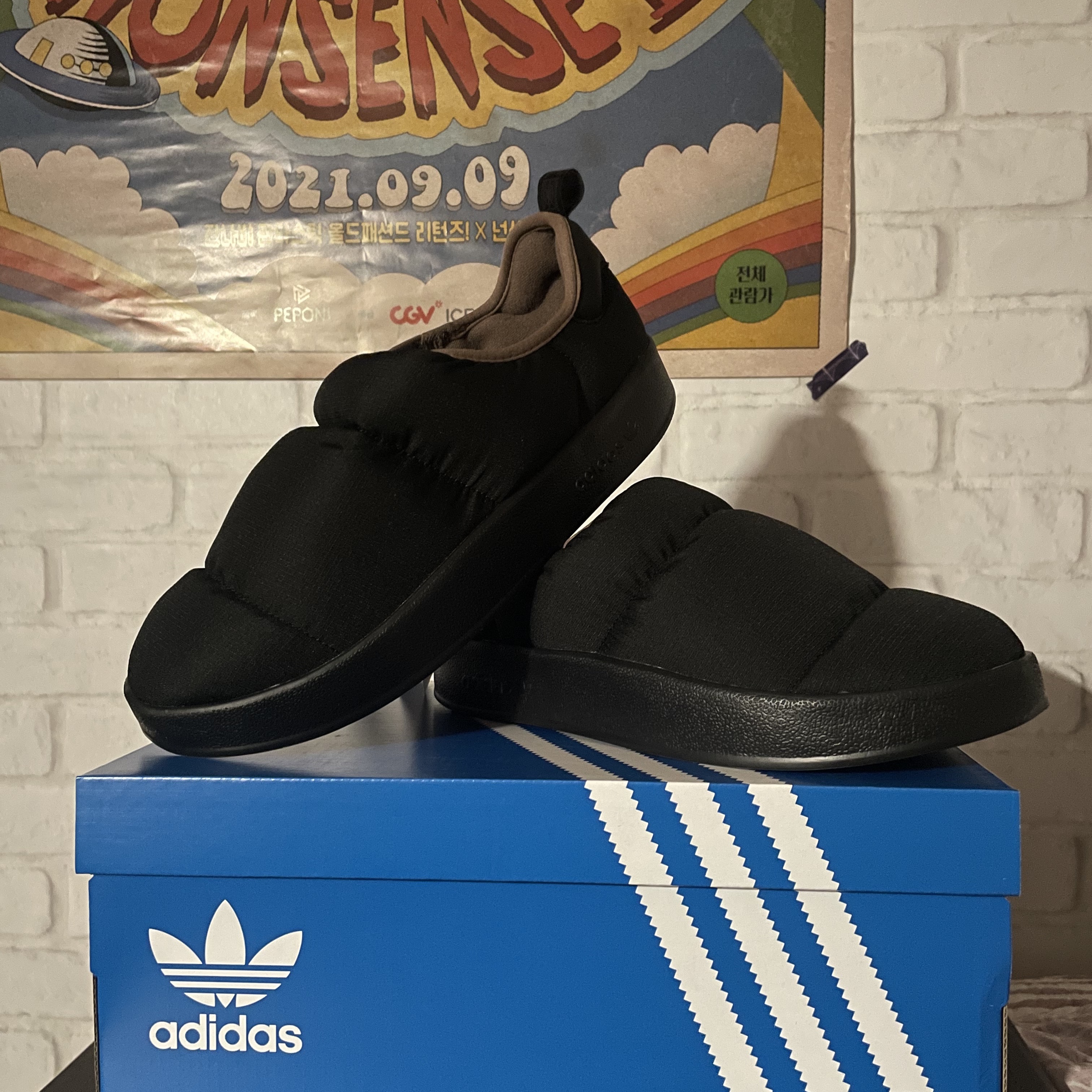 Adidas Puffylette Core Black Earth Straighter 착용 스타일