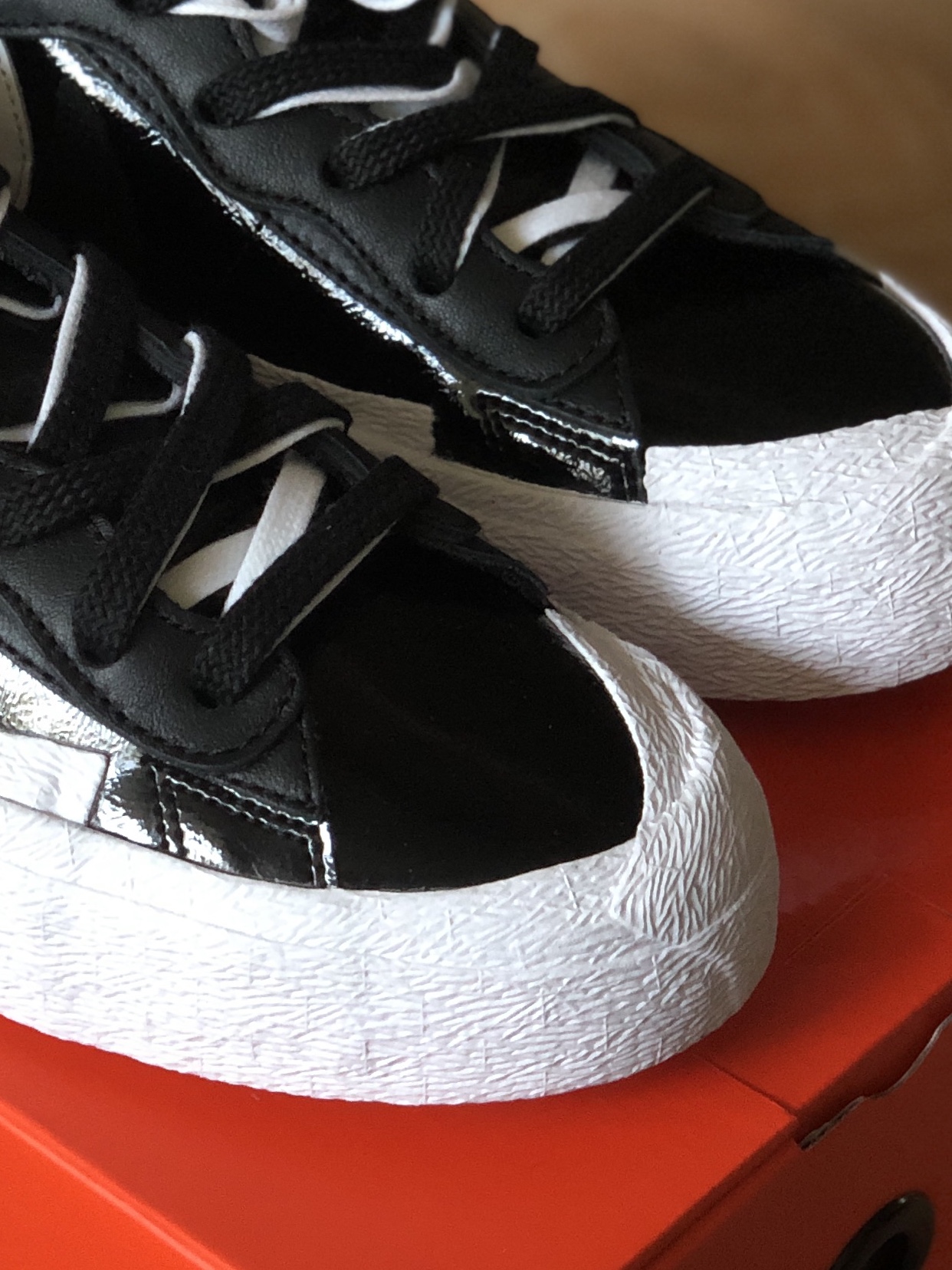Nike x Sacai Blazer Low Black Patent Leather 착용 스타일 - 5
