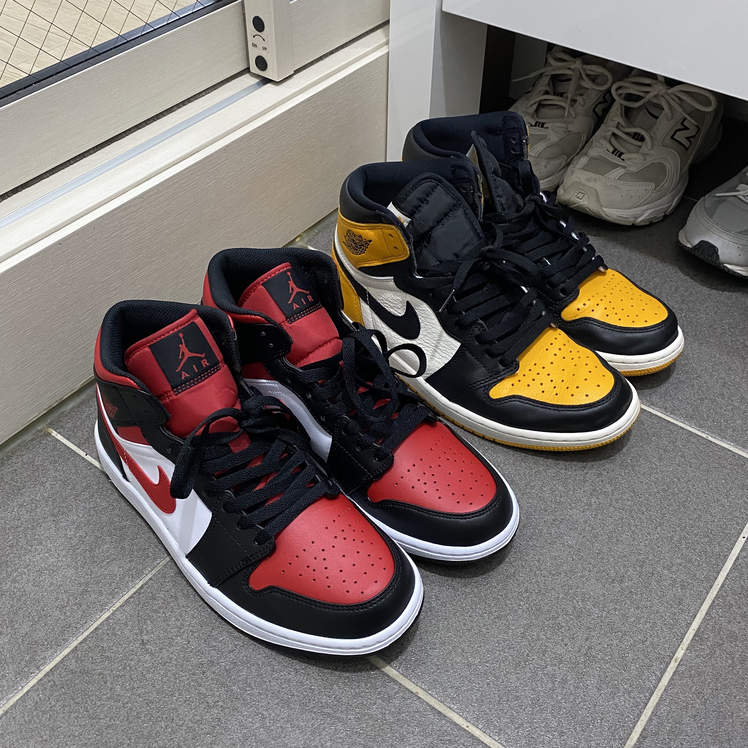 Jordan 1 Retro High OG Taxi, Jordan 1 Mid Black Fire Red 착용 스타일