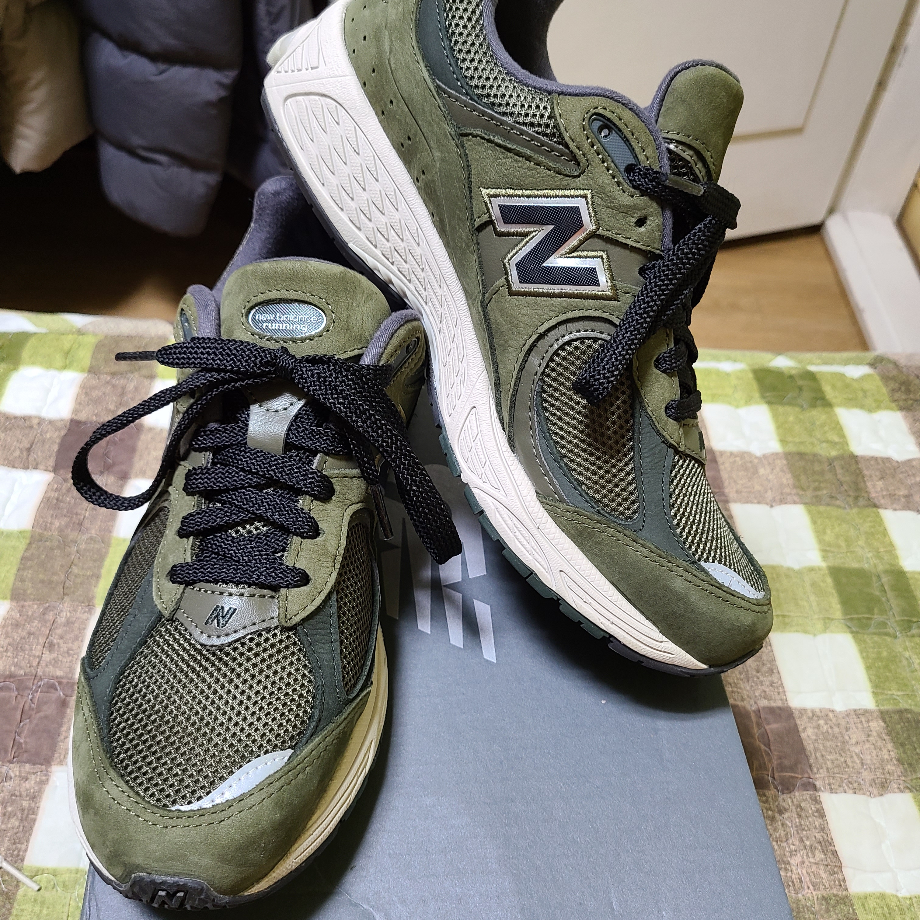 New Balance 2002R Grape Leaf 착용 스타일 - 2