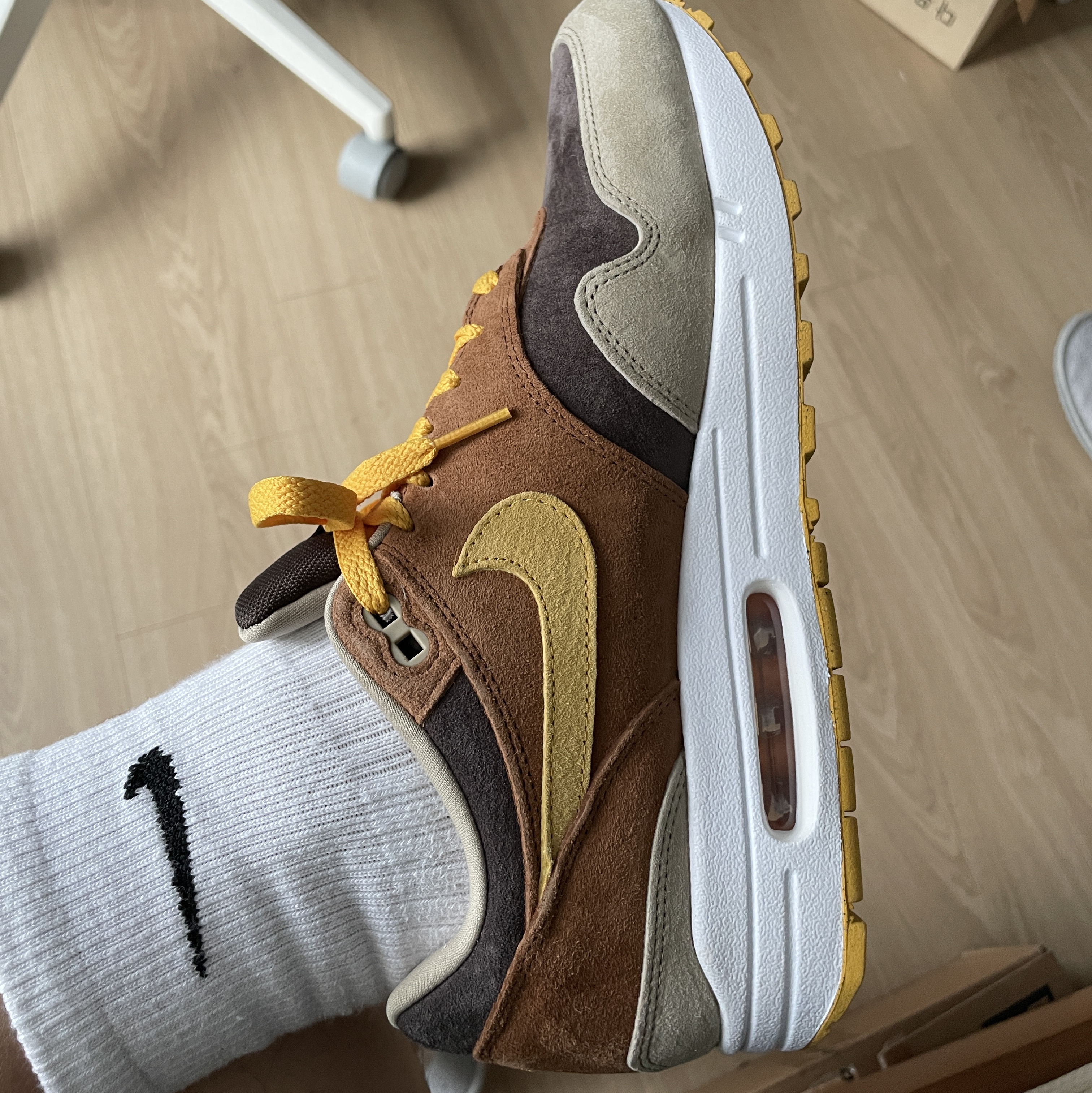Nike Air Max 1 Premium Pecan and Yellow Ochre 착용 스타일 - 5