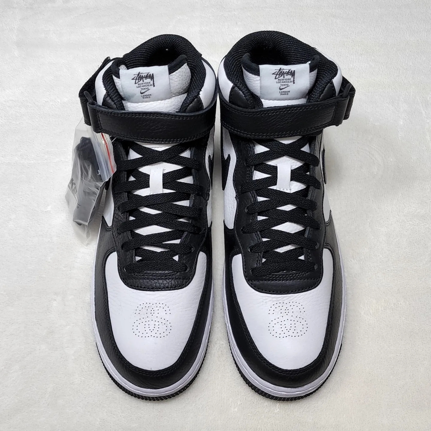 Nike x Stussy Air Force 1 '07 Mid SP Black and Light Bone 착용 스타일 - 2