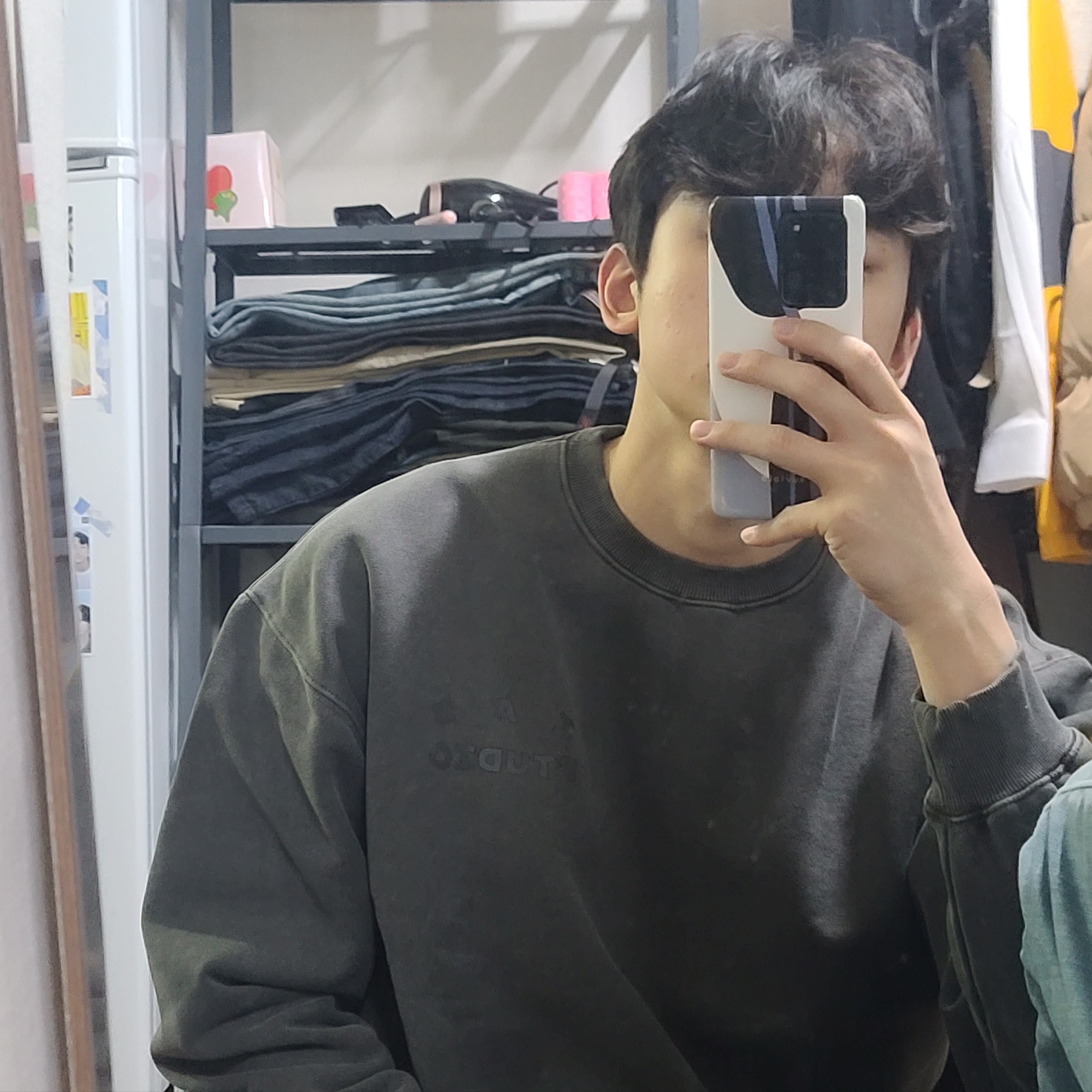 IAB Studio Pigment Sweatshirt & Mini Bag Black 착용 스타일