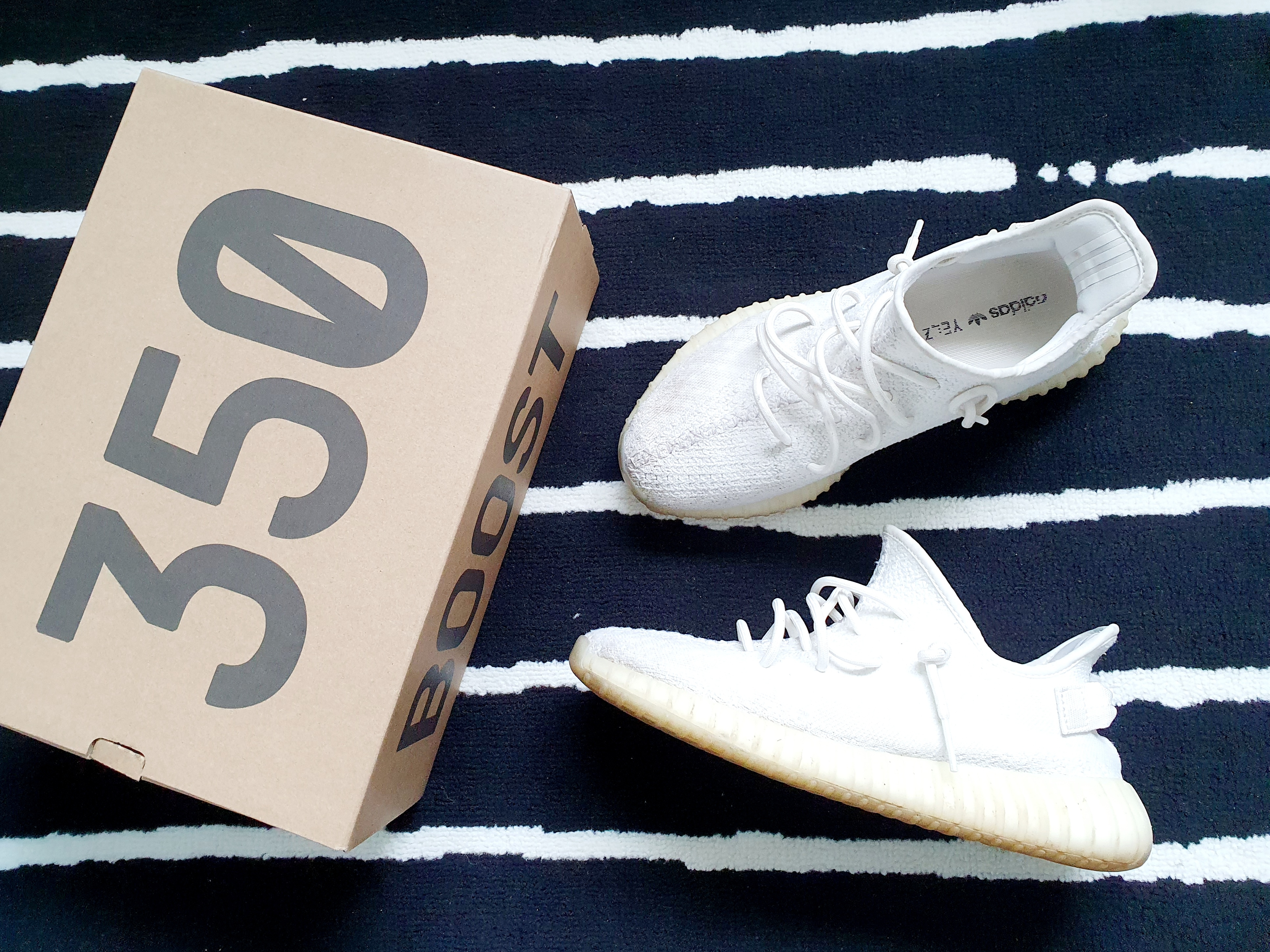 Adidas Yeezy Boost 350 V2 Cream/Triple White 착용 스타일