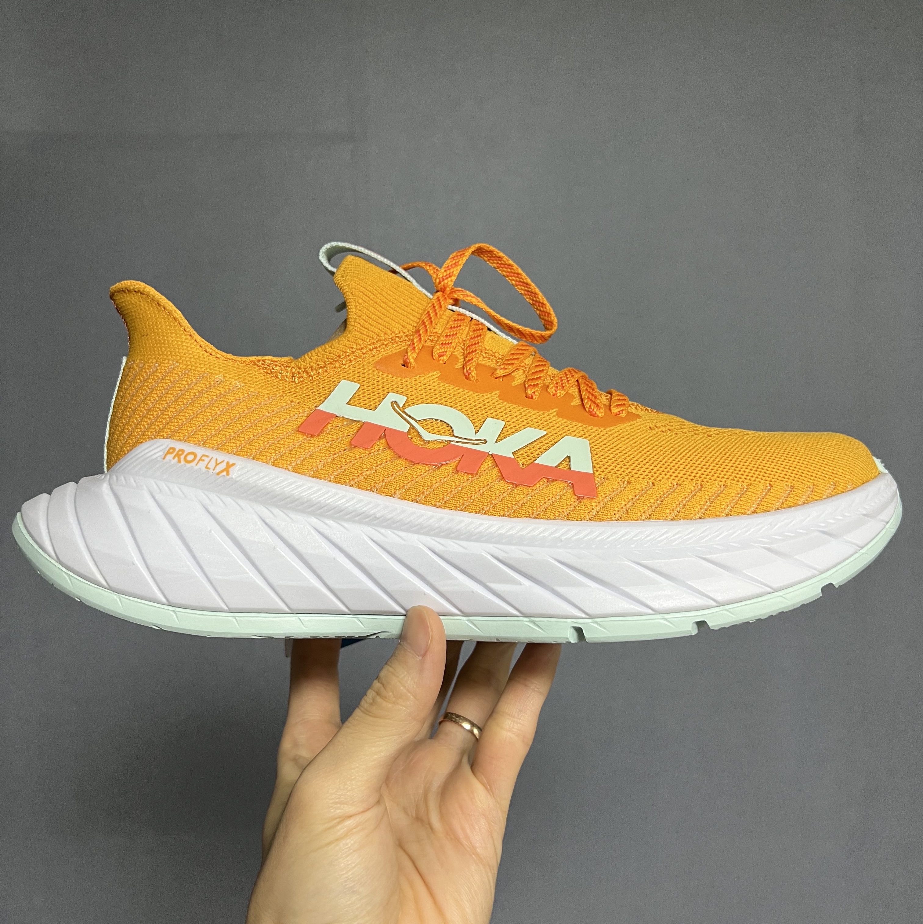 Hoka Carbon X 3 Radiant Yellow 착용 스타일 - 3