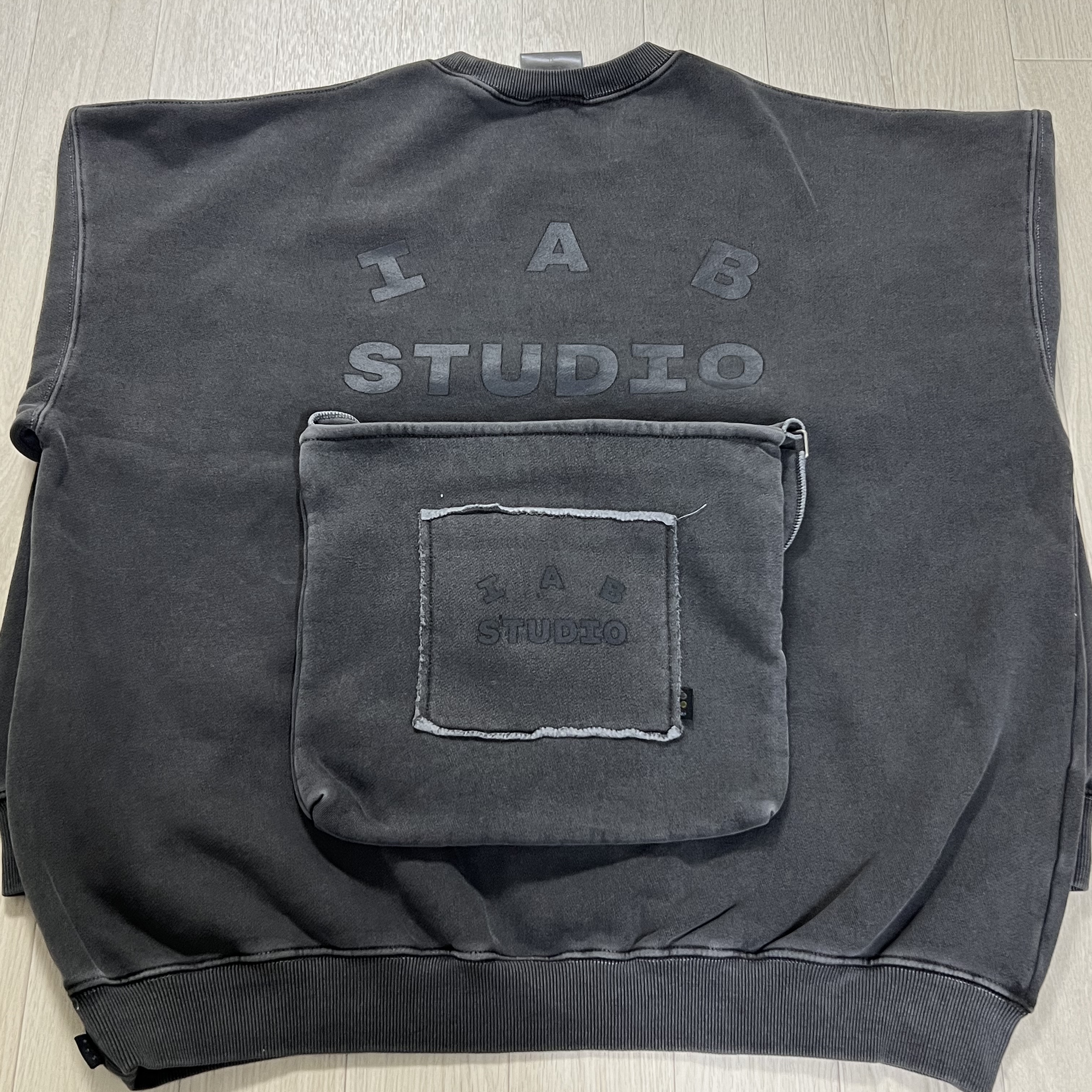IAB Studio Pigment Sweatshirt & Mini Bag Black 착용 스타일 - 3