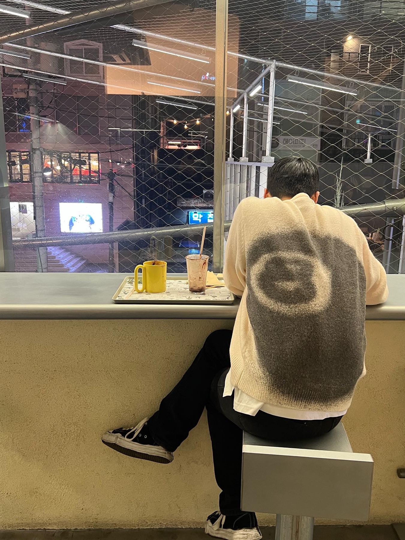 Stussy 8 Ball Spray Sweater Ivory, Maison Mihara Yasuhiro Peterson OG Sole Canvas Low Sneakers Black 착용 스타일 - 2